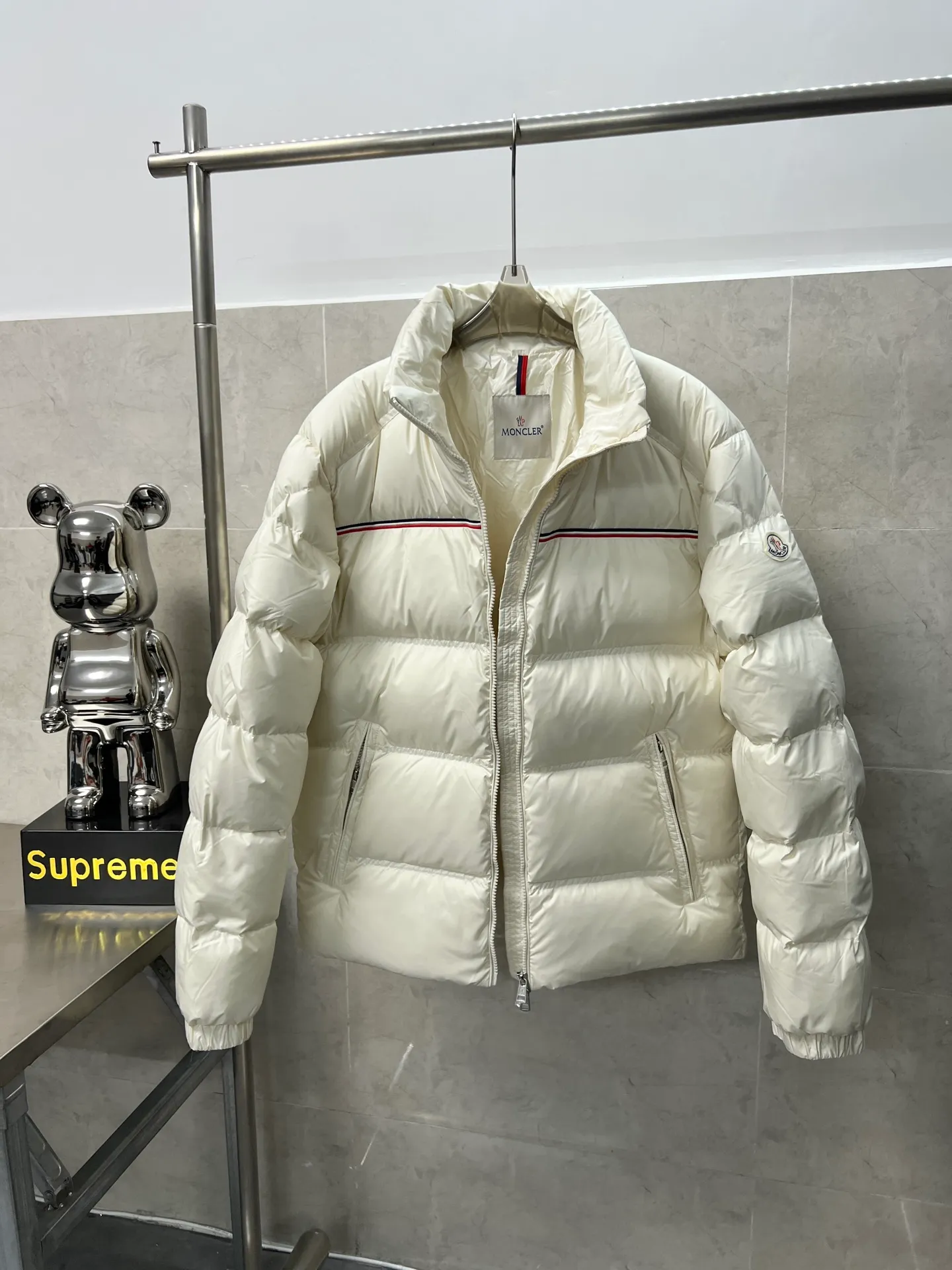 P980 Moncler Bouvaque short zipper stand collar long-sleeved jacket, the stand collar design is simple and elegant, the red and black stripe decoration on the chest adds a sense of fashion, and the full down filling ensures excellent warmth. 90% white duck down filling, top quality, classic tailoring. The upper body is full of street style; all the latest version of hardware accessories are custom molded to restore the original shape. The upper body silhouette is excellent, and the three labels are complete! GW will update at the same time. Color: white and black. Size: 1-5