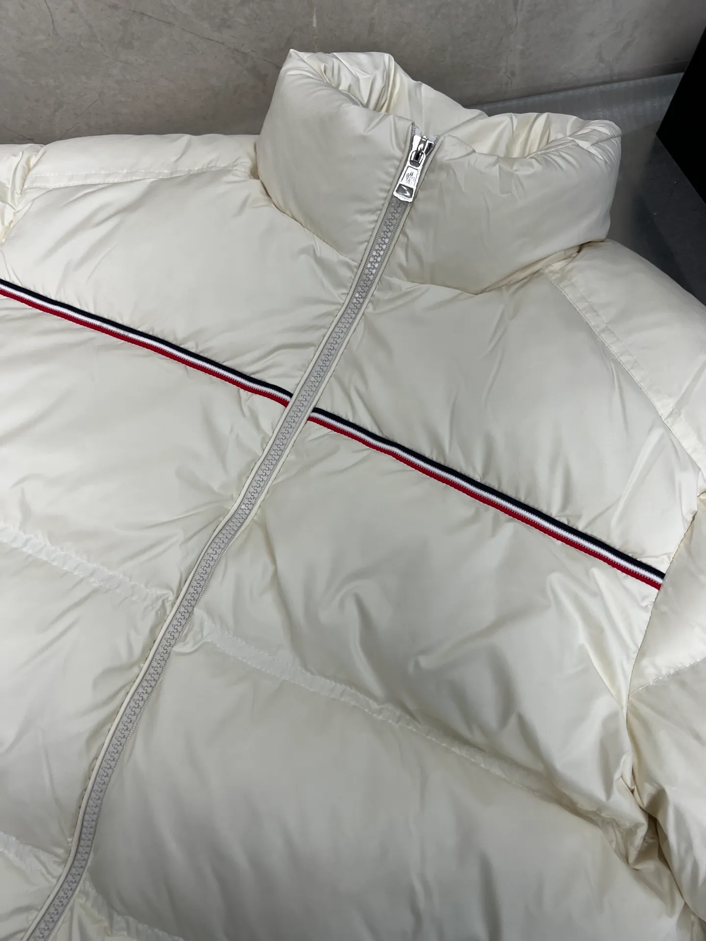 P980 Moncler Bouvaque short zipper stand collar long-sleeved jacket, the stand collar design is simple and elegant, the red and black stripe decoration on the chest adds a sense of fashion, and the full down filling ensures excellent warmth. 90% white duck down filling, top quality, classic tailoring. The upper body is full of street style; all the latest version of hardware accessories are custom molded to restore the original shape. The upper body silhouette is excellent, and the three labels are complete! GW will update at the same time. Color: white and black. Size: 1-5