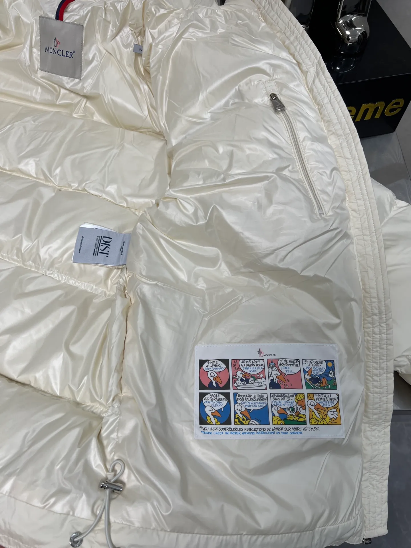 P980 Moncler Bouvaque short zipper stand collar long-sleeved jacket, the stand collar design is simple and elegant, the red and black stripe decoration on the chest adds a sense of fashion, and the full down filling ensures excellent warmth. 90% white duck down filling, top quality, classic tailoring. The upper body is full of street style; all the latest version of hardware accessories are custom molded to restore the original shape. The upper body silhouette is excellent, and the three labels are complete! GW will update at the same time. Color: white and black. Size: 1-5