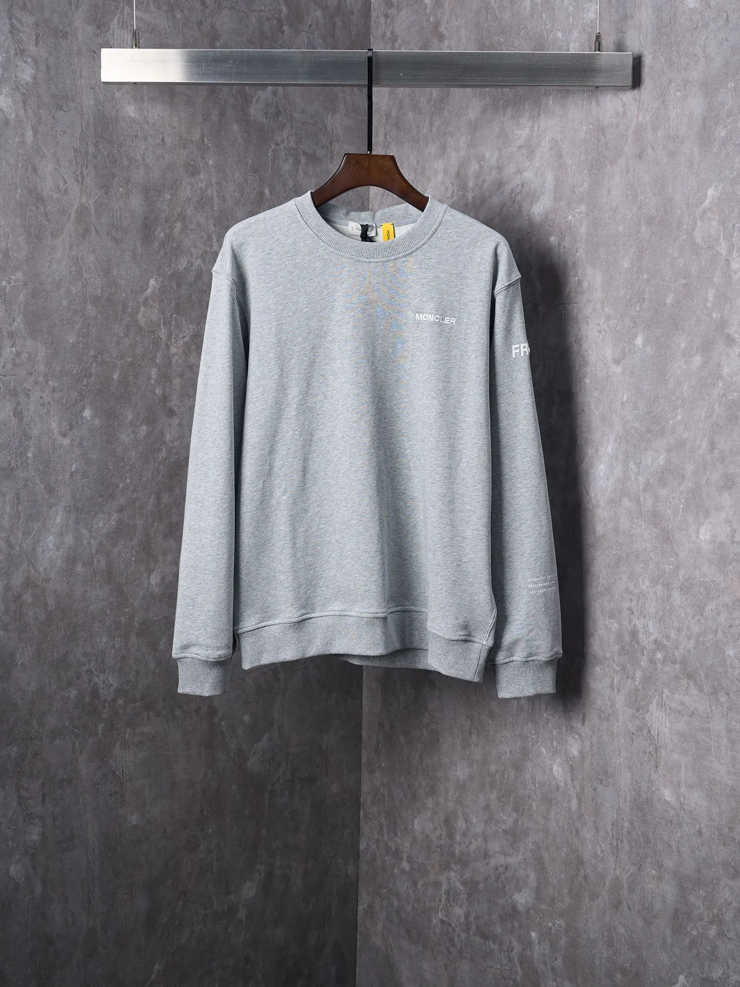 P380 Actual hanging auction] MONCLER/Mongolian × FRGMT Fujiwara Hiroshi co-branded geometric print embroidered round neck sweatshirt [Ready stock] S M L XL is a single-sided fish scale fabric woven with cotton as the base. The front is a smooth knitted surface, and the skin-contact surface is formed by the floating knitting technology of the knitting machine to form a three-dimensional terry, which increases the fluffiness and has a delicate touch. The terry structure absorbs a large amount of water and evaporates quickly, so it is not easy to loosen and deform after repeated washing. Four high-saturation patterns are presented on the fabric through glue printing. The scraper pressure is even and the scraping is performed in three steps to ensure that the glue is fully penetrated and covered. After curing at high temperature, the pigment is firmly bonded to the cotton fiber. The ink-absorbing and penetrating properties of the cotton fiber make the pattern less likely to fall off due to friction. The 2*2 rib formed by the alternating arrangement of the front and back coil longitudinal rows is still very elastic and has a wide pattern, which fits the wrist and waist without a sense of restraint. The gaps between the coils allow air circulation without losing warmth. By actively interfering with the shrinkage potential of cotton fibers, the fabric is able to transition from changeable to stable, improving dimensional stability while being less prone to deformation and wrinkles.