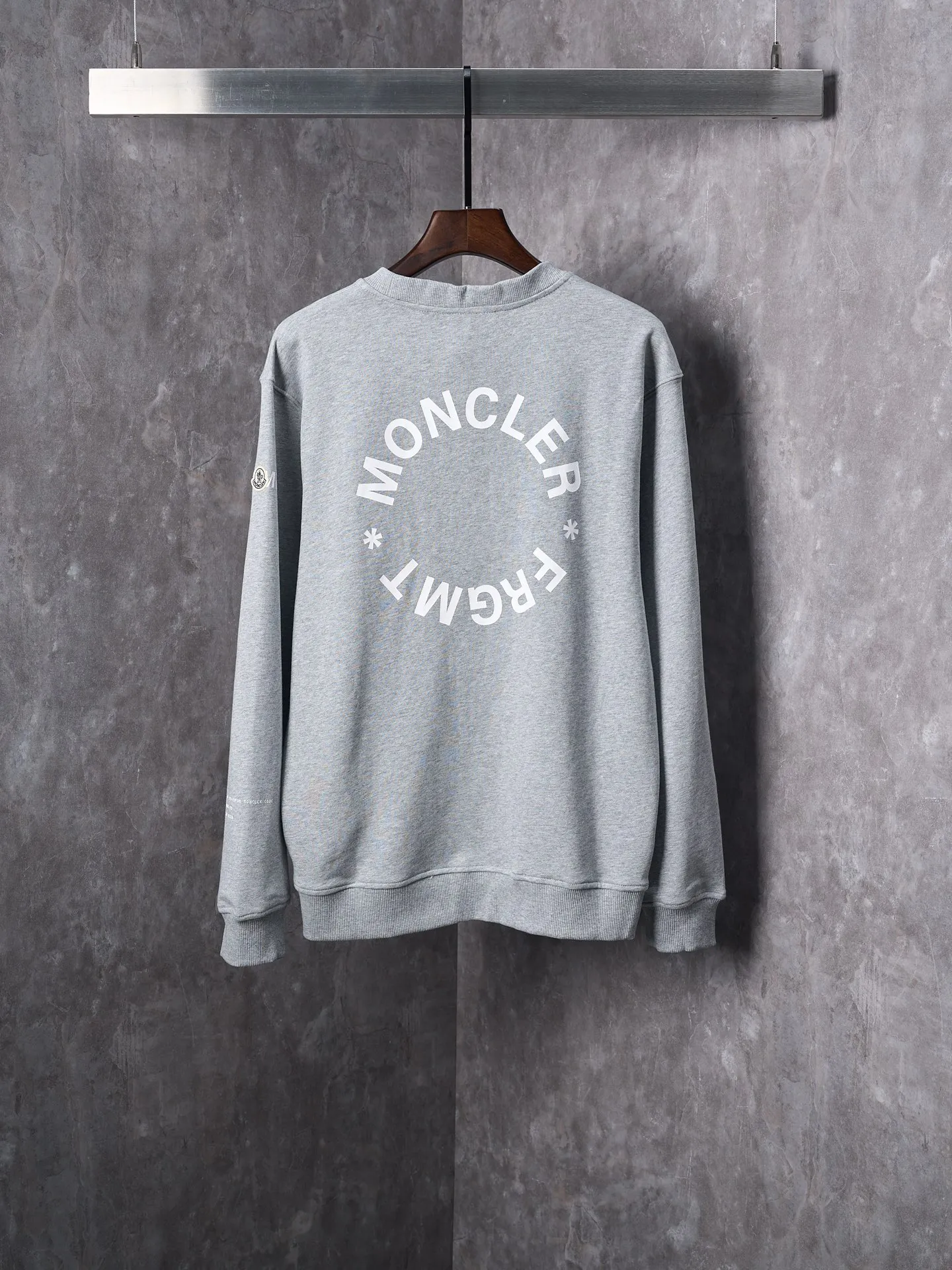 P380 Actual hanging auction] MONCLER/Mongolian × FRGMT Fujiwara Hiroshi co-branded geometric print embroidered round neck sweatshirt [Ready stock] S M L XL is a single-sided fish scale fabric woven with cotton as the base. The front is a smooth knitted surface, and the skin-contact surface is formed by the floating knitting technology of the knitting machine to form a three-dimensional terry, which increases the fluffiness and has a delicate touch. The terry structure absorbs a large amount of water and evaporates quickly, so it is not easy to loosen and deform after repeated washing. Four high-saturation patterns are presented on the fabric through glue printing. The scraper pressure is even and the scraping is performed in three steps to ensure that the glue is fully penetrated and covered. After curing at high temperature, the pigment is firmly bonded to the cotton fiber. The ink-absorbing and penetrating properties of the cotton fiber make the pattern less likely to fall off due to friction. The 2*2 rib formed by the alternating arrangement of the front and back coil longitudinal rows is still very elastic and has a wide pattern, which fits the wrist and waist without a sense of restraint. The gaps between the coils allow air circulation without losing warmth. By actively interfering with the shrinkage potential of cotton fibers, the fabric is able to transition from changeable to stable, improving dimensional stability while being less prone to deformation and wrinkles.