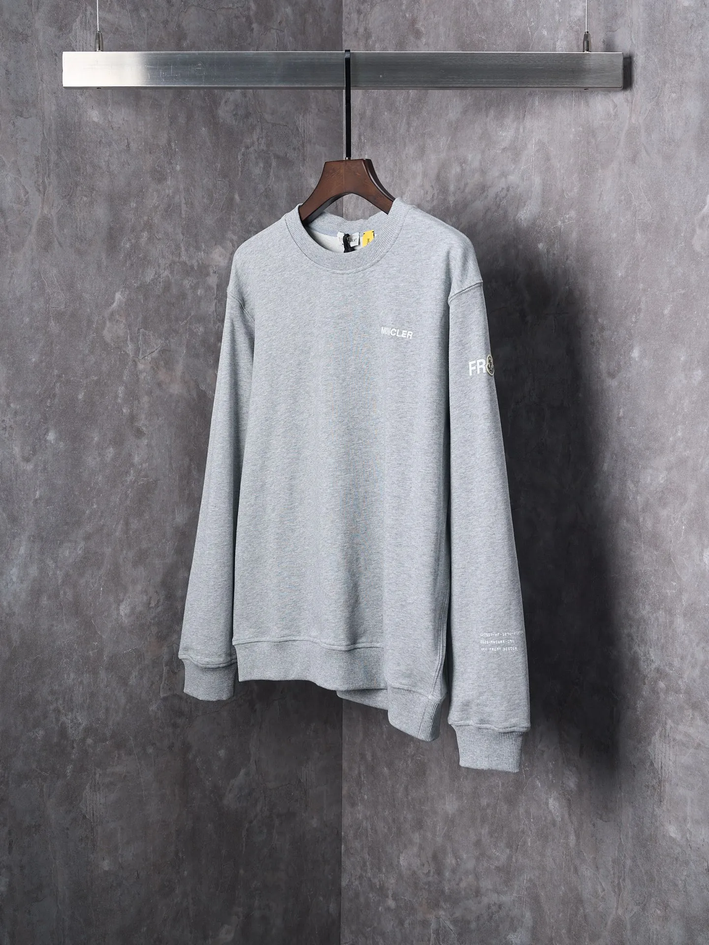 P380 Actual hanging auction] MONCLER/Mongolian × FRGMT Fujiwara Hiroshi co-branded geometric print embroidered round neck sweatshirt [Ready stock] S M L XL is a single-sided fish scale fabric woven with cotton as the base. The front is a smooth knitted surface, and the skin-contact surface is formed by the floating knitting technology of the knitting machine to form a three-dimensional terry, which increases the fluffiness and has a delicate touch. The terry structure absorbs a large amount of water and evaporates quickly, so it is not easy to loosen and deform after repeated washing. Four high-saturation patterns are presented on the fabric through glue printing. The scraper pressure is even and the scraping is performed in three steps to ensure that the glue is fully penetrated and covered. After curing at high temperature, the pigment is firmly bonded to the cotton fiber. The ink-absorbing and penetrating properties of the cotton fiber make the pattern less likely to fall off due to friction. The 2*2 rib formed by the alternating arrangement of the front and back coil longitudinal rows is still very elastic and has a wide pattern, which fits the wrist and waist without a sense of restraint. The gaps between the coils allow air circulation without losing warmth. By actively interfering with the shrinkage potential of cotton fibers, the fabric is able to transition from changeable to stable, improving dimensional stability while being less prone to deformation and wrinkles.
