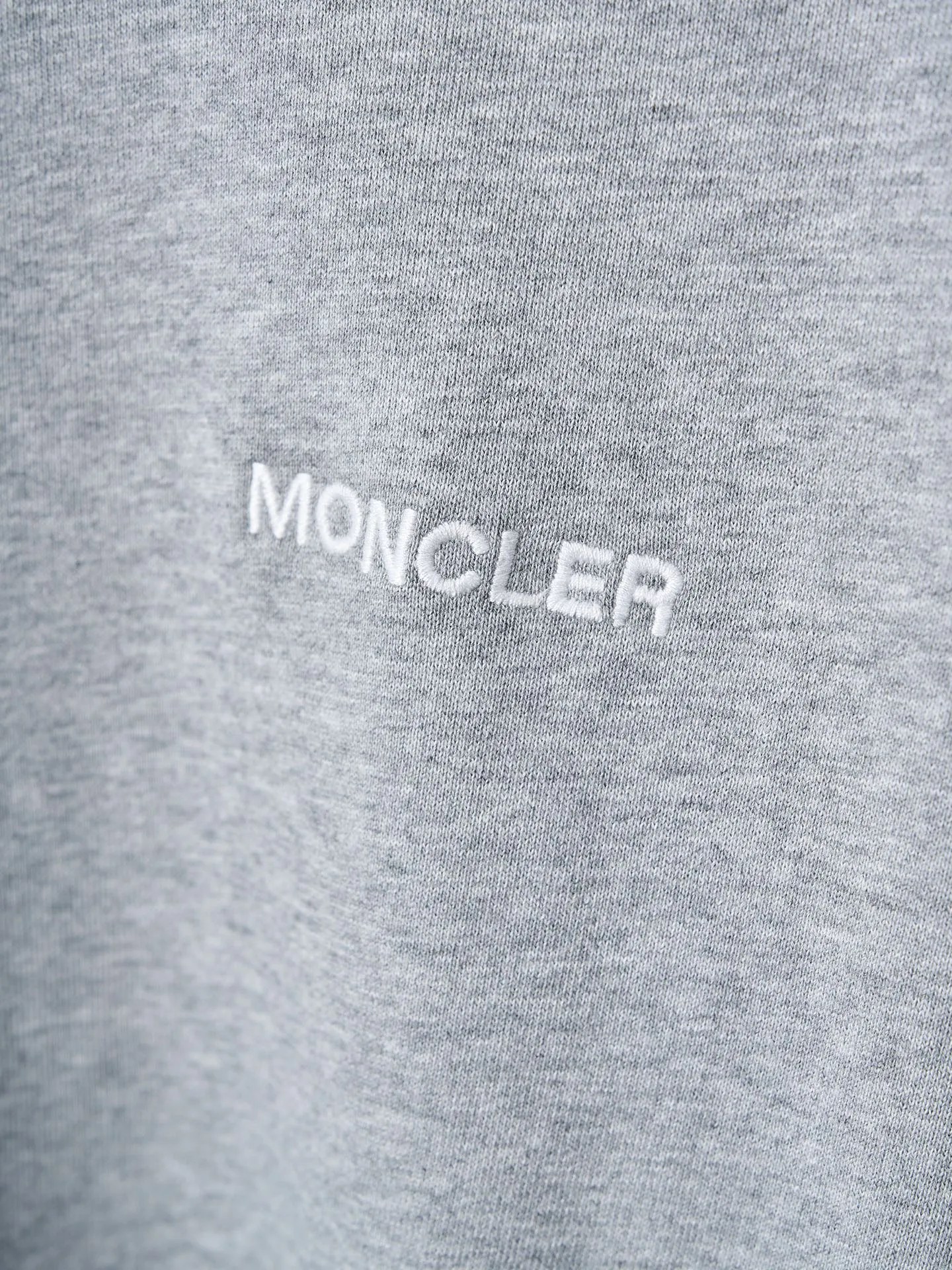 P380 Actual hanging auction] MONCLER/Mongolian × FRGMT Fujiwara Hiroshi co-branded geometric print embroidered round neck sweatshirt [Ready stock] S M L XL is a single-sided fish scale fabric woven with cotton as the base. The front is a smooth knitted surface, and the skin-contact surface is formed by the floating knitting technology of the knitting machine to form a three-dimensional terry, which increases the fluffiness and has a delicate touch. The terry structure absorbs a large amount of water and evaporates quickly, so it is not easy to loosen and deform after repeated washing. Four high-saturation patterns are presented on the fabric through glue printing. The scraper pressure is even and the scraping is performed in three steps to ensure that the glue is fully penetrated and covered. After curing at high temperature, the pigment is firmly bonded to the cotton fiber. The ink-absorbing and penetrating properties of the cotton fiber make the pattern less likely to fall off due to friction. The 2*2 rib formed by the alternating arrangement of the front and back coil longitudinal rows is still very elastic and has a wide pattern, which fits the wrist and waist without a sense of restraint. The gaps between the coils allow air circulation without losing warmth. By actively interfering with the shrinkage potential of cotton fibers, the fabric is able to transition from changeable to stable, improving dimensional stability while being less prone to deformation and wrinkles.