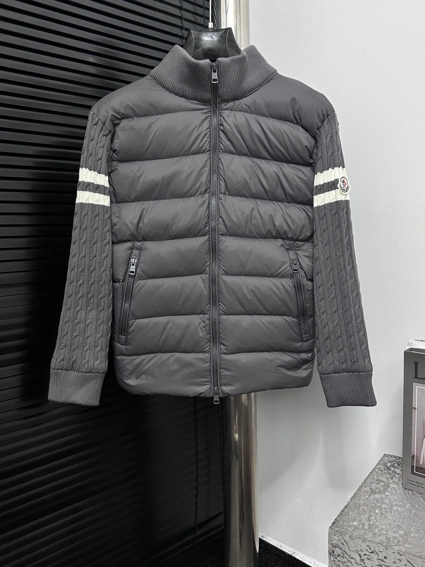 P680 [Moncler] Hooded down and wool knitted down jacket This cardigan is made of wool and cashmere fabrics and filled with warm down. The zippered silhouette and knitted turtleneck add extra protection from the elements. Lightweight knitted piece trimmed with soft leather. Size: 1 2 3 4 5