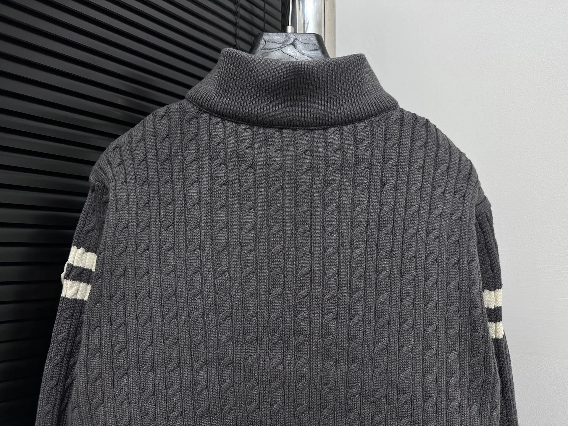 P680 [Moncler] Hooded down and wool knitted down jacket This cardigan is made of wool and cashmere fabrics and filled with warm down. The zippered silhouette and knitted turtleneck add extra protection from the elements. Lightweight knitted piece trimmed with soft leather. Size: 1 2 3 4 5