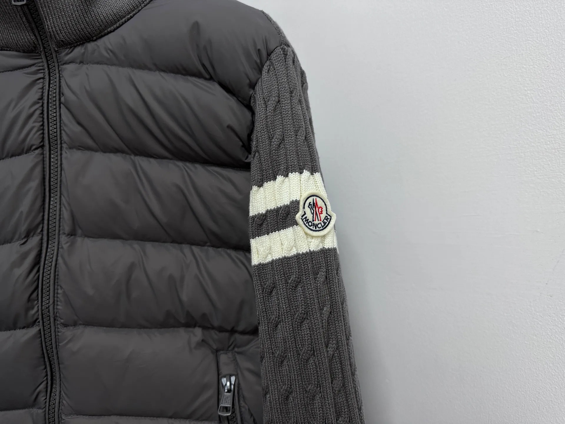 P680 [Moncler] Hooded down and wool knitted down jacket This cardigan is made of wool and cashmere fabrics and filled with warm down. The zippered silhouette and knitted turtleneck add extra protection from the elements. Lightweight knitted piece trimmed with soft leather. Size: 1 2 3 4 5