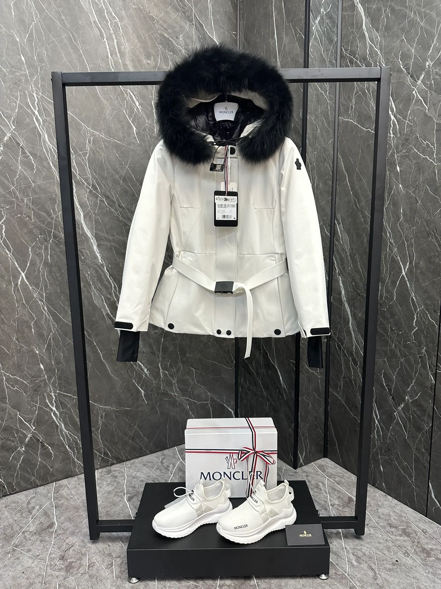 P1260 Special down ⬆️Moncler Grenble Laplance (channel selection) high-end women's down ski jacket, ski fur high-end series Laplance women's down ski jacket is specially designed for alpine skiing, which can keep you warm on the slopes. The Laplance women's ski jacket is made of polyester and covered with GORE-TEX membrane for excellent wind protection. Sleek and feminine, it has a belt that accentuates the silhouette, and the hood's fur trim is removable in case of rain or snow. Featuring zippers, ski pass pockets and avalanche reflectors, this down jacket is a mountain staple.  •Breathable •Insulated •Windproof •Designed for alpine skiing •Made from double-layer plain weave Gore-Tex Infinium™ fabric •Nylon lining •Down filled •Heat-sealed seams •Elastic drawstring hood with removable fur trim •YKK® Aquaguard zipper •Front windshield accent strap •Elastic knit wrist guards •Ski pass pocket •Invisible Recco® reflectors •Adjustment tabs at cuffs •Black silicone logo Size: 0-3.