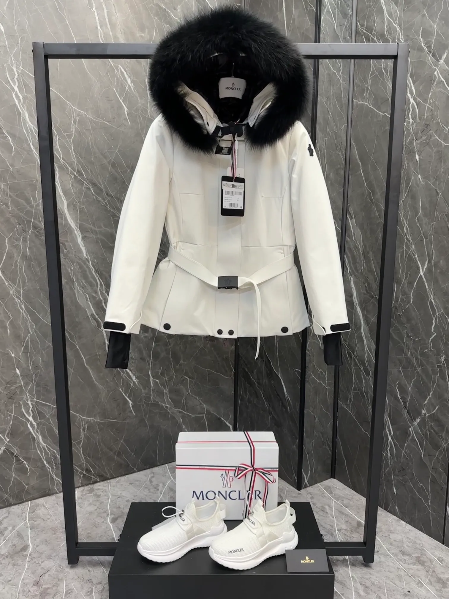 P1260 Special down ⬆️Moncler Grenble Laplance (channel selection) high-end women's down ski jacket, ski fur high-end series Laplance women's down ski jacket is specially designed for alpine skiing, which can keep you warm on the slopes. The Laplance women's ski jacket is made of polyester and covered with GORE-TEX membrane for excellent wind protection. Sleek and feminine, it has a belt that accentuates the silhouette, and the hood's fur trim is removable in case of rain or snow. Featuring zippers, ski pass pockets and avalanche reflectors, this down jacket is a mountain staple.  •Breathable •Insulated •Windproof •Designed for alpine skiing •Made from double-layer plain weave Gore-Tex Infinium™ fabric •Nylon lining •Down filled •Heat-sealed seams •Elastic drawstring hood with removable fur trim •YKK® Aquaguard zipper •Front windshield accent strap •Elastic knit wrist guards •Ski pass pocket •Invisible Recco® reflectors •Adjustment tabs at cuffs •Black silicone logo Size: 0-3.