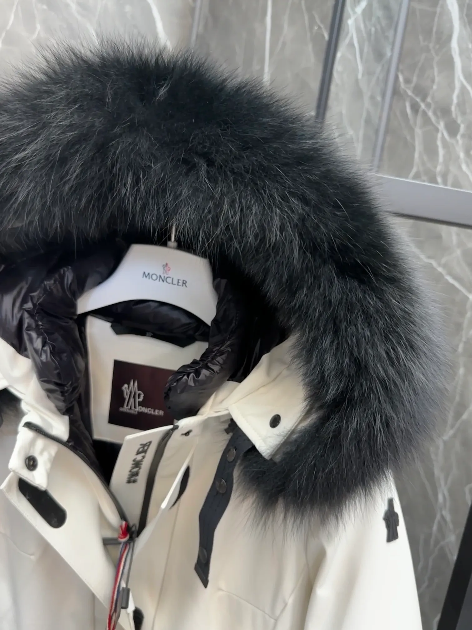 P1260 Special down ⬆️Moncler Grenble Laplance (channel selection) high-end women's down ski jacket, ski fur high-end series Laplance women's down ski jacket is specially designed for alpine skiing, which can keep you warm on the slopes. The Laplance women's ski jacket is made of polyester and covered with GORE-TEX membrane for excellent wind protection. Sleek and feminine, it has a belt that accentuates the silhouette, and the hood's fur trim is removable in case of rain or snow. Featuring zippers, ski pass pockets and avalanche reflectors, this down jacket is a mountain staple.  •Breathable •Insulated •Windproof •Designed for alpine skiing •Made from double-layer plain weave Gore-Tex Infinium™ fabric •Nylon lining •Down filled •Heat-sealed seams •Elastic drawstring hood with removable fur trim •YKK® Aquaguard zipper •Front windshield accent strap •Elastic knit wrist guards •Ski pass pocket •Invisible Recco® reflectors •Adjustment tabs at cuffs •Black silicone logo Size: 0-3.