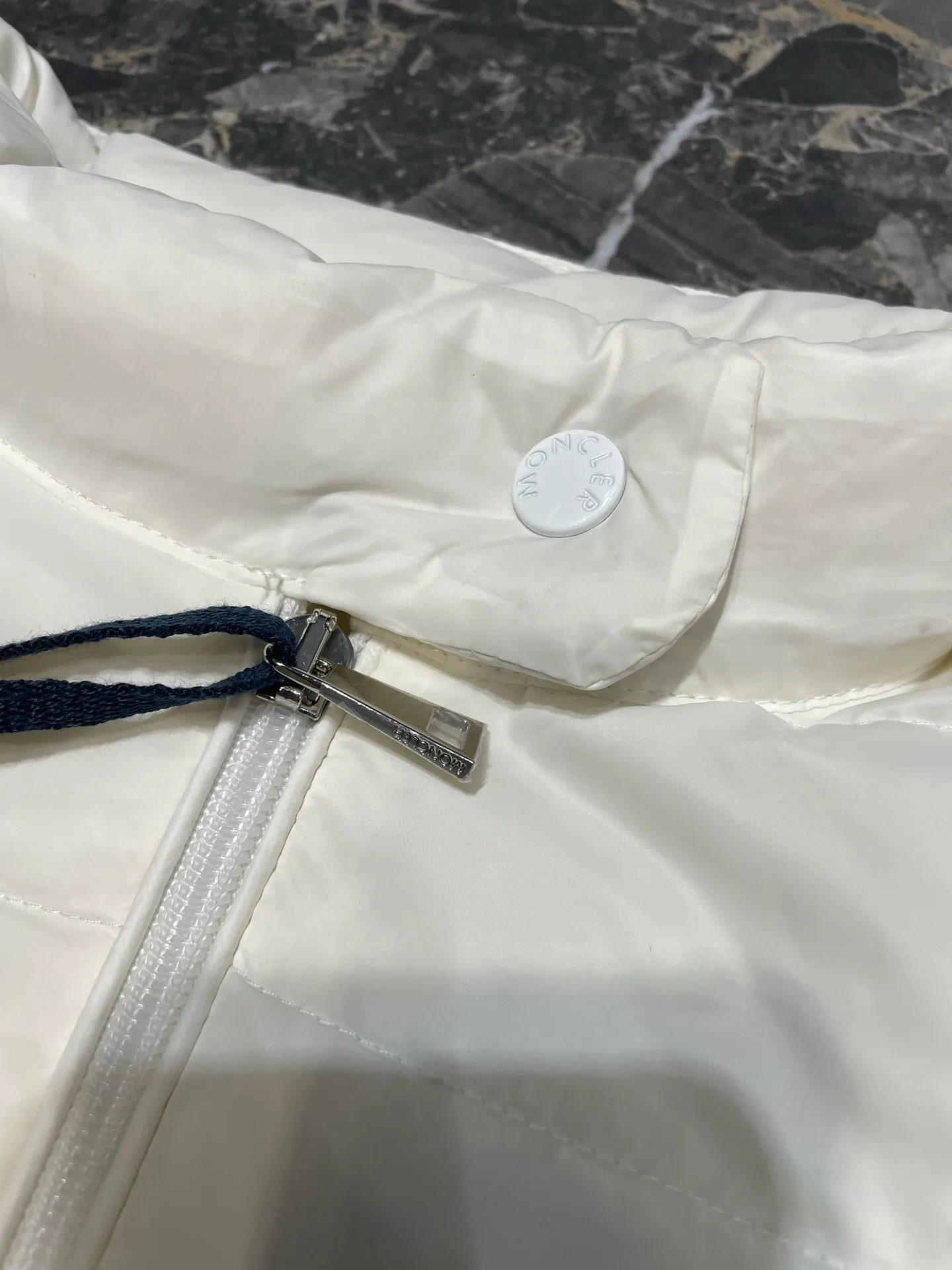 P670 Moncler 🌟Thin stand-up collar and lapel down jacket. Customized YB imported nylon material. The craftsmanship is restored. Upgraded material. It has the waterproof, windproof and cold-proof function of nylon. White goose down filling inside. The whole piece is light and warm. Zipper placket. Lapel stand-up collar two-wear design. Classic rectangular strip embossed treatment. Various styles. Iconic logo patches on the outside of the arms are embellished to highlight a low-key sense of luxury. The flap pocket design is practical to keep out the cold. Exquisite details can successfully get rid of dullness. Integrating warmth and fashion. Customized surface accessories. Look for the correct version. Down filling standard: national standard. Down filling material: white duck down. Size: s m l