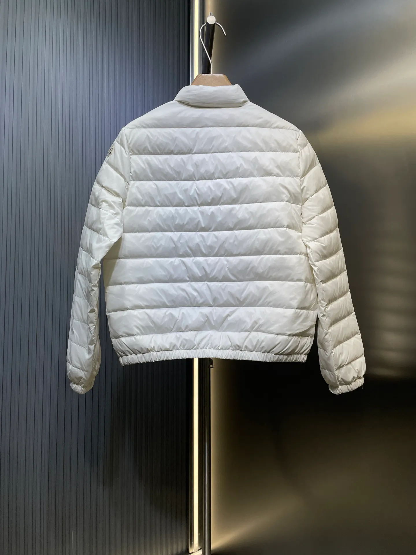 P670 Moncler 🌟Thin stand-up collar and lapel down jacket. Customized YB imported nylon material. The craftsmanship is restored. Upgraded material. It has the waterproof, windproof and cold-proof function of nylon. White goose down filling inside. The whole piece is light and warm. Zipper placket. Lapel stand-up collar two-wear design. Classic rectangular strip embossed treatment. Various styles. Iconic logo patches on the outside of the arms are embellished to highlight a low-key sense of luxury. The flap pocket design is practical to keep out the cold. Exquisite details can successfully get rid of dullness. Integrating warmth and fashion. Customized surface accessories. Look for the correct version. Down filling standard: national standard. Down filling material: white duck down. Size: s m l