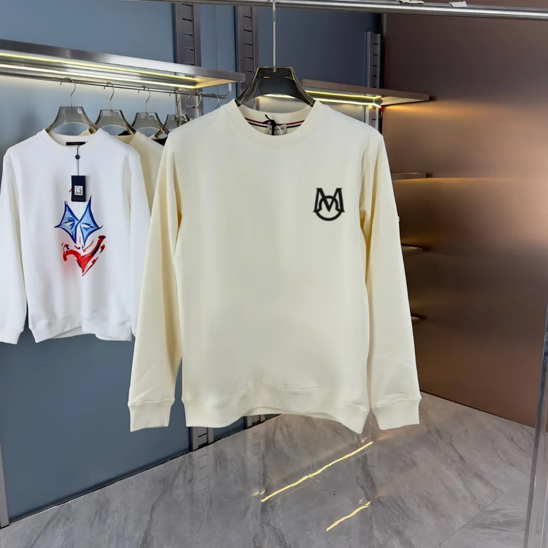 P210 high version sweatshirt) 📦With exclusive packaging📦 [Long-term ready stock] Upgraded version "Mobile phone smart sensor ~ NFC chip armband ~ Directly to the official website for anti-counterfeiting" 〖 𝐌𝐎𝐍𝐂𝐋𝐄𝐑 ~ Mouth covering〗 2025 new high quality, using 450 grams of heavyweight fabric Different from the market currency, you can mix and match everything at will and you will be handsome😎The whole clothes is made of double waistcoats. The double waistcoats make the whole dress more three-dimensional. It is not an ordinary factory that can do such fine work. 2025 autumn and winter new style, on sale at the counter, exquisite printed round neck terry sweatshirt. High-end double-ply cotton. Customized stretch ribs are dyed in the same vat. Three standards are complete. It is matched with digital printing patterns and is very breathable. Same style for men and women. Color: black, white, apricot. Size: S M L XL 2XL