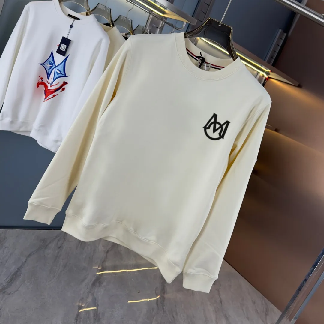 P210 high version sweatshirt) 📦With exclusive packaging📦 [Long-term ready stock] Upgraded version "Mobile phone smart sensor ~ NFC chip armband ~ Directly to the official website for anti-counterfeiting" 〖 𝐌𝐎𝐍𝐂𝐋𝐄𝐑 ~ Mouth covering〗 2025 new high quality, using 450 grams of heavyweight fabric Different from the market currency, you can mix and match everything at will and you will be handsome😎The whole clothes is made of double waistcoats. The double waistcoats make the whole dress more three-dimensional. It is not an ordinary factory that can do such fine work. 2025 autumn and winter new style, on sale at the counter, exquisite printed round neck terry sweatshirt. High-end double-ply cotton. Customized stretch ribs are dyed in the same vat. Three standards are complete. It is matched with digital printing patterns and is very breathable. Same style for men and women. Color: black, white, apricot. Size: S M L XL 2XL