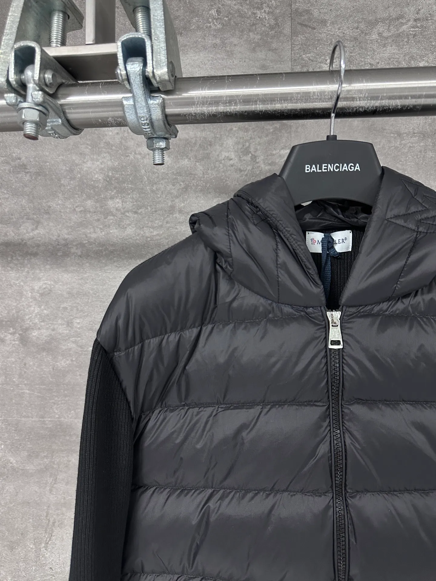 P680 MoncleR/Muzzle Early autumn new hooded embroidered zipper wool knitted splicing jacket single down, a winter inner item, a must-have item for early autumn. The striped quilted cropped slim fit is versatile and effortless. The classic red, white and blue zipper design is age-reducing and fashionable. Original customized national standard 90 white duck down filling! Imported lightweight memory silk fabric is breathable and lightweight! Imported machine sewing line technology. The upper body is pure and handsome. Original hardware accessories Original mark Original size Size: S/M/L/XL/XXL