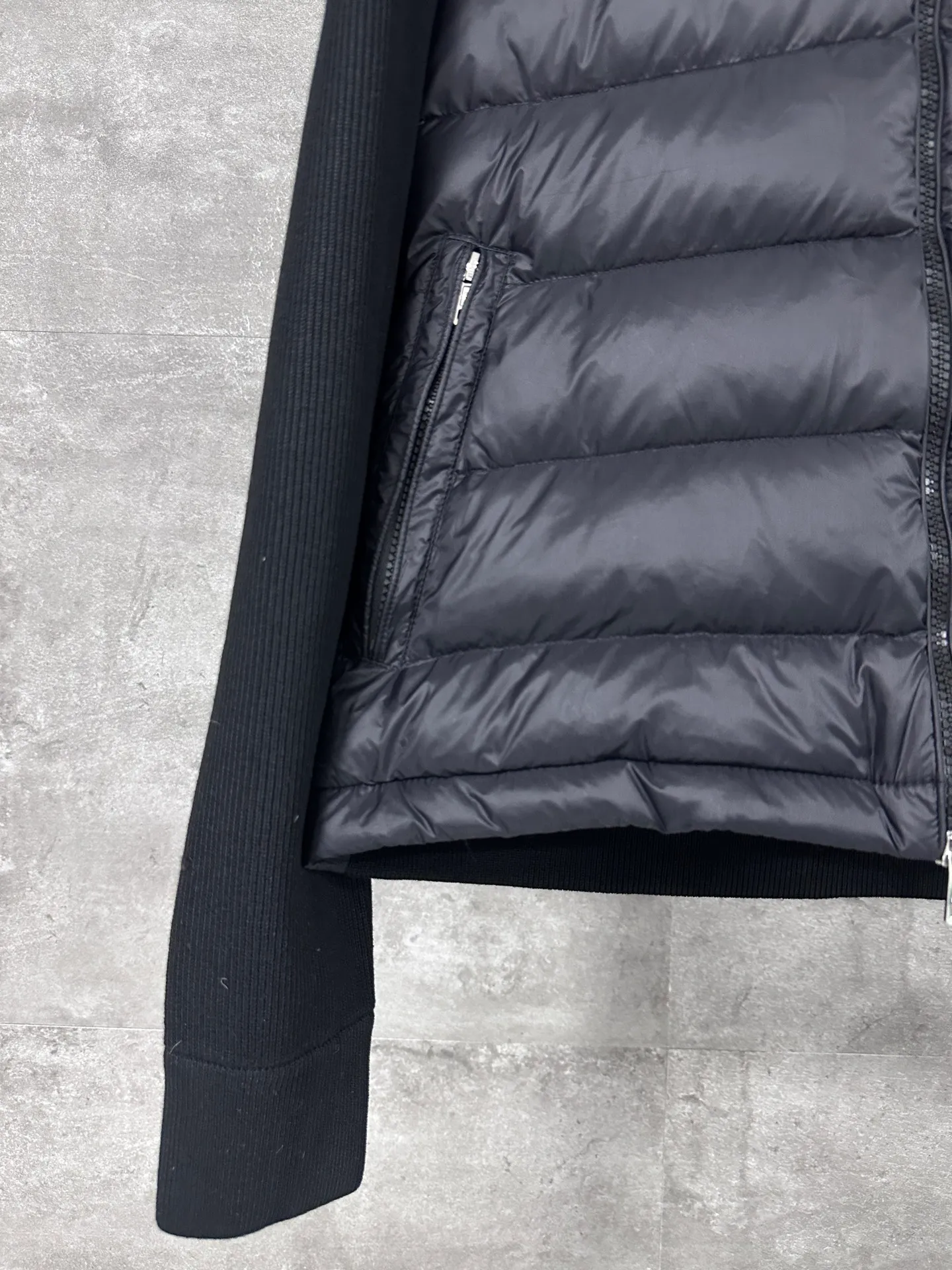 P680 MoncleR/Muzzle Early autumn new hooded embroidered zipper wool knitted splicing jacket single down, a winter inner item, a must-have item for early autumn. The striped quilted cropped slim fit is versatile and effortless. The classic red, white and blue zipper design is age-reducing and fashionable. Original customized national standard 90 white duck down filling! Imported lightweight memory silk fabric is breathable and lightweight! Imported machine sewing line technology. The upper body is pure and handsome. Original hardware accessories Original mark Original size Size: S/M/L/XL/XXL