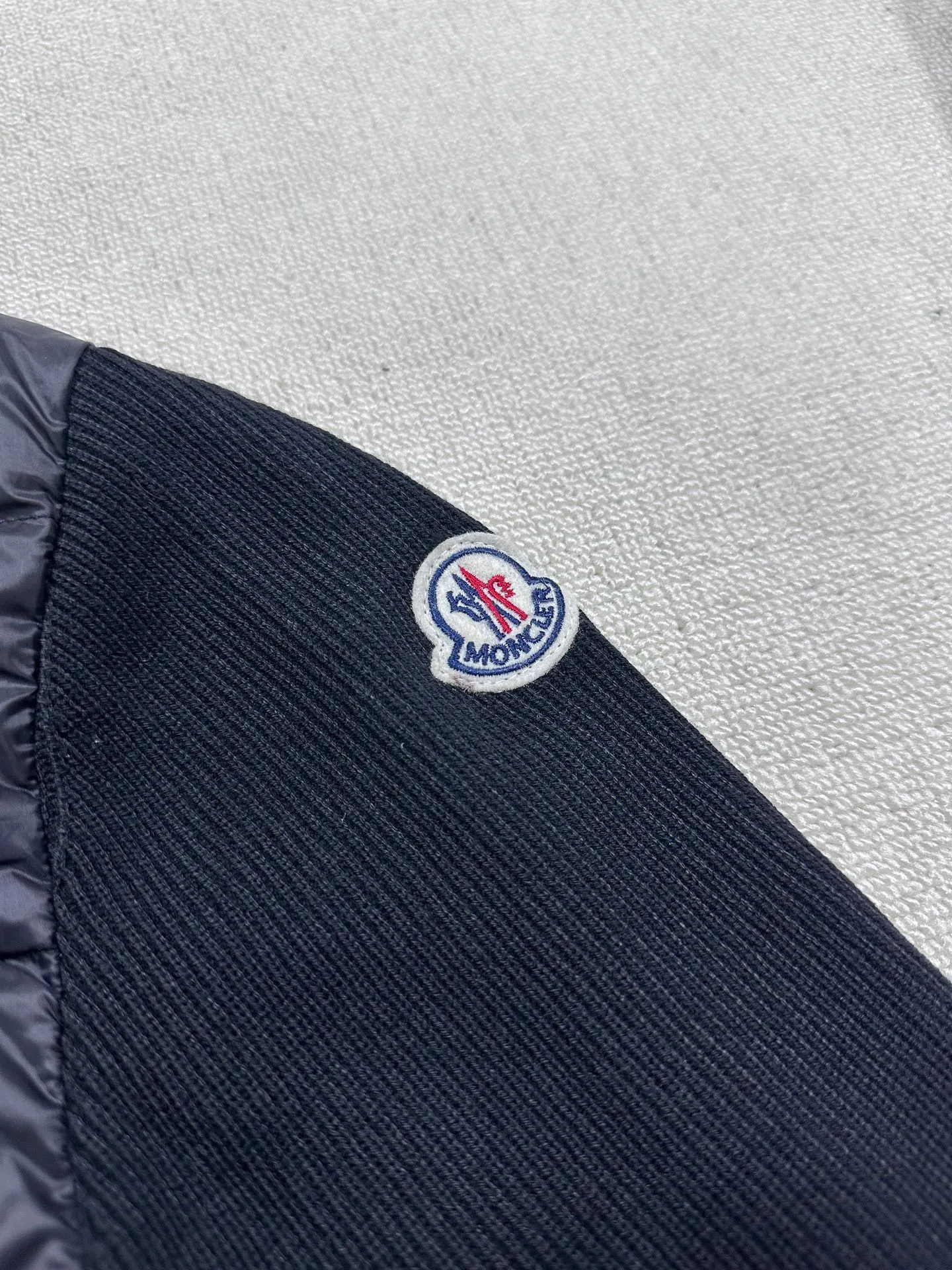 P680 MoncleR/Muzzle Early autumn new hooded embroidered zipper wool knitted splicing jacket single down, a winter inner item, a must-have item for early autumn. The striped quilted cropped slim fit is versatile and effortless. The classic red, white and blue zipper design is age-reducing and fashionable. Original customized national standard 90 white duck down filling! Imported lightweight memory silk fabric is breathable and lightweight! Imported machine sewing line technology. The upper body is pure and handsome. Original hardware accessories Original mark Original size Size: S/M/L/XL/XXL