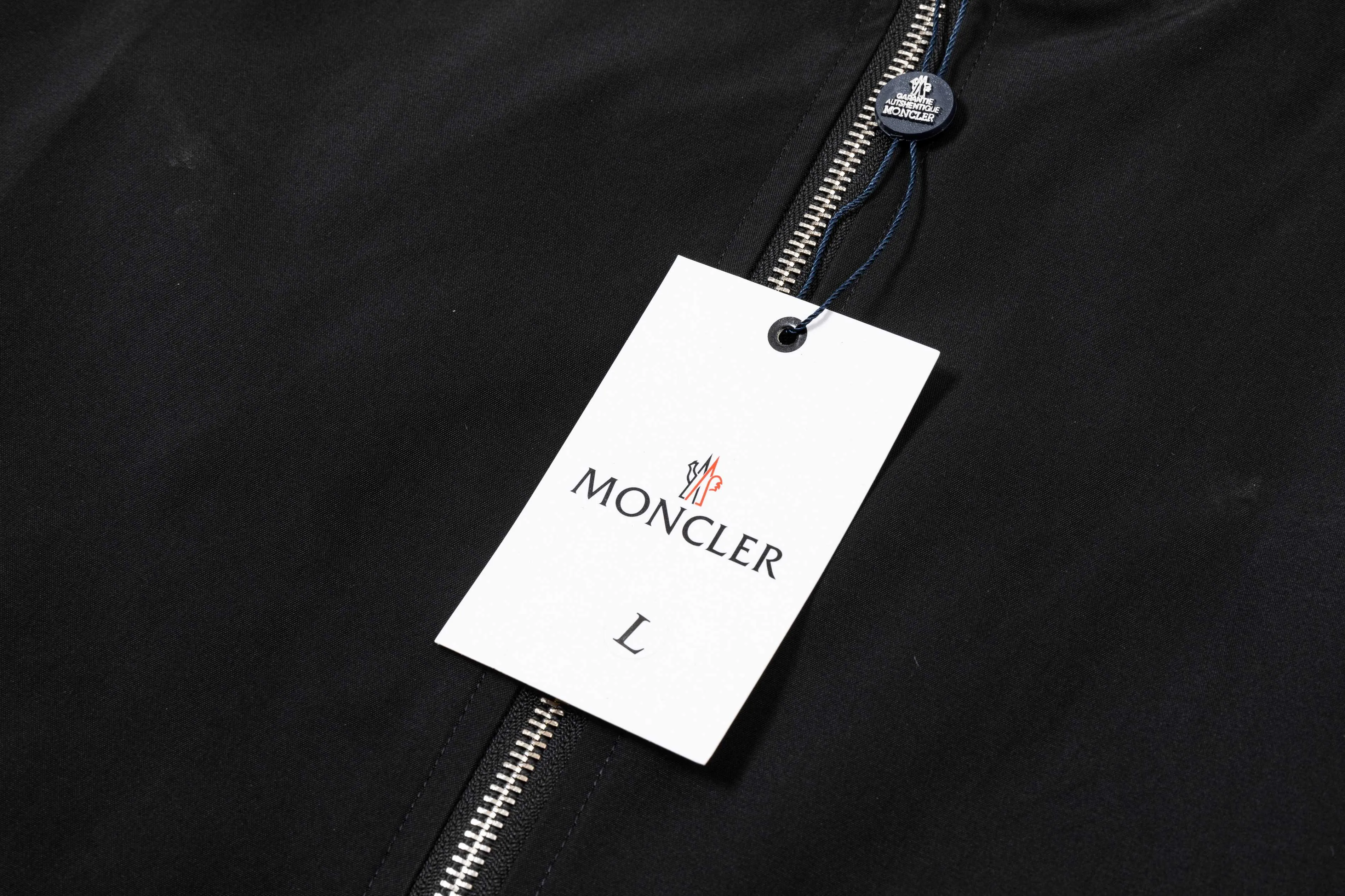 P320 2025 Mouthless MONCLER... New style for autumn and winter Hardware logo. High-quality hooded jacket. Mainly recommended version. Customized fabrics. Higher grade. High-density memory brushed lining. More fashionable and comfortable. High-standard customization. The upper body is very stylish. Classic and versatile. It can be matched with any fashion. The version is super good. It is recommended!  Color: Black Size: M-4XL
