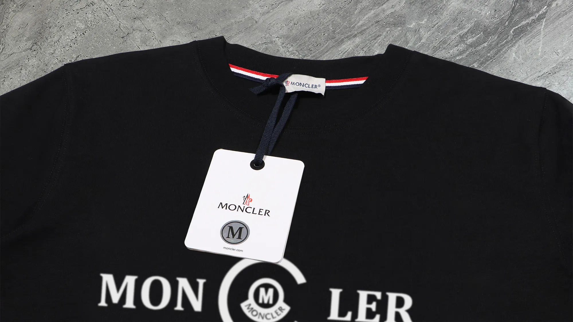P210 High-version sweatshirt) [Long-term stock] 〖𝐌𝐎𝐍𝐂𝐋𝐄𝐑~Mask〗 Made of 440g heavy-weight fabric. It is different from the market currency. It can be matched with any variety and is properly handsome. 😎The whole dress is made of double waistcoats. The double waistcoats make the whole dress more three-dimensional. Not ordinary factories can do such fine work. 2025 Spring runway version of the T stage, on sale at the counter, round neck terry sweatshirt, high-end double-strand pure cotton, custom-made stretch ribs, dyed in the same vat, complete with three standards, matched with exquisite embroidered LOGO on the chest, simple and advanced, same style for men and women. Color: black, apricot, white, size: S M L XL 2XL