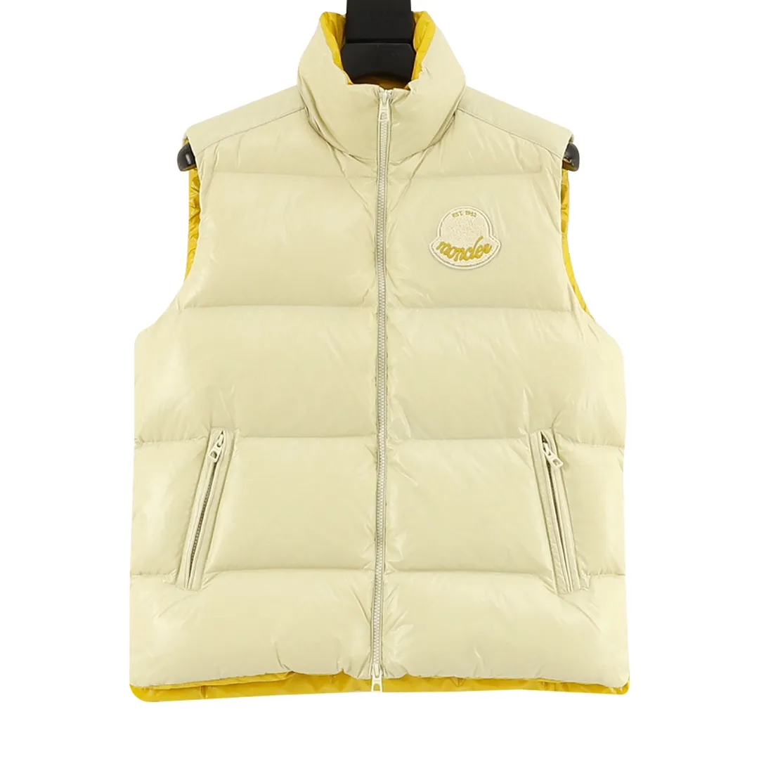 P940 Moncler Lipsi down vest Contrast color splicing design. Super full filling. Original purchase and development, distinguishing low-end versions from all the pictures and prints on the Internet. Lipsi men's down vest is made of bright nylon laqué fabric, suitable for wearing in different seasons, bringing warmth and care. The Lipsi short down vest embodies Moncler's classic design and is a must-have item for your wardrobe from season to season. Crafted from lightweight, functional nylon laqué fabric, it has a contrast lining for a vibrant feel. Details •Made from lightweight nylon laqué fabric •Lightweight nylon laqué lining •Down filled •Stand collar •Zip closure •Zip pockets •Chenille logo patch Black/Ivory size:1-5