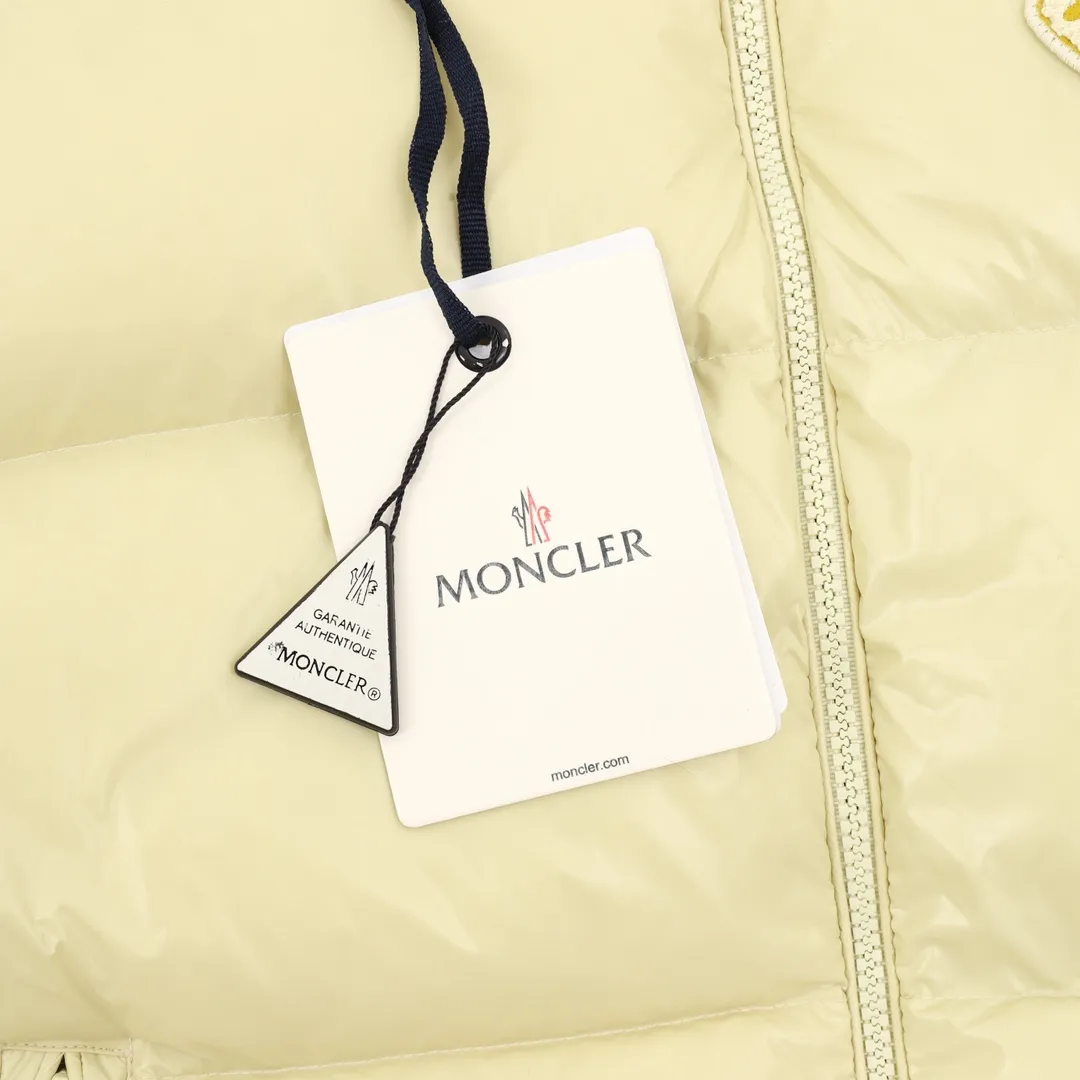 P940 Moncler Lipsi down vest Contrast color splicing design. Super full filling. Original purchase and development, distinguishing low-end versions from all the pictures and prints on the Internet. Lipsi men's down vest is made of bright nylon laqué fabric, suitable for wearing in different seasons, bringing warmth and care. The Lipsi short down vest embodies Moncler's classic design and is a must-have item for your wardrobe from season to season. Crafted from lightweight, functional nylon laqué fabric, it has a contrast lining for a vibrant feel. Details •Made from lightweight nylon laqué fabric •Lightweight nylon laqué lining •Down filled •Stand collar •Zip closure •Zip pockets •Chenille logo patch Black/Ivory size:1-5