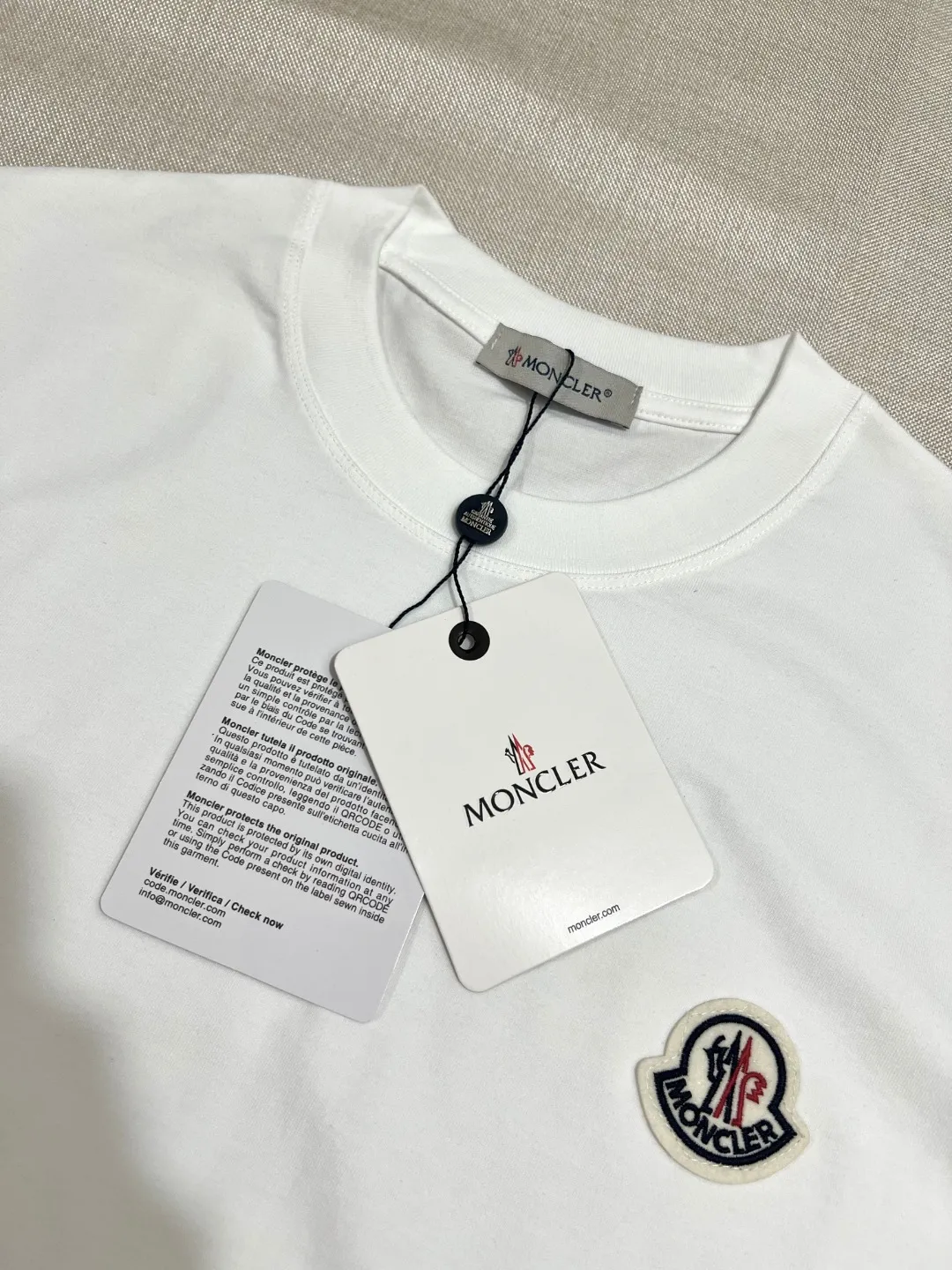 P180 Size Chart Detailed Picture] Meng Mou·Moncler MONCLER is new, 2025fw autumn and winter long-sleeved T-shirt, the official and original 4.8cm embroidered logos are synchronized, the details match the official version, made of 280g double yarn 100% cotton fabric, imported woven thread thread, and ribbed collar Not easy to deform, the fabric is soft and breathable, does not shrink, NCF washable mark identification, details are in place, the upper body is good-looking, European size version, loose and suitable, a must-have for autumn and winter outer wear wardrobe, color: black, white, size XS-L (L size can wear 200 pounds)