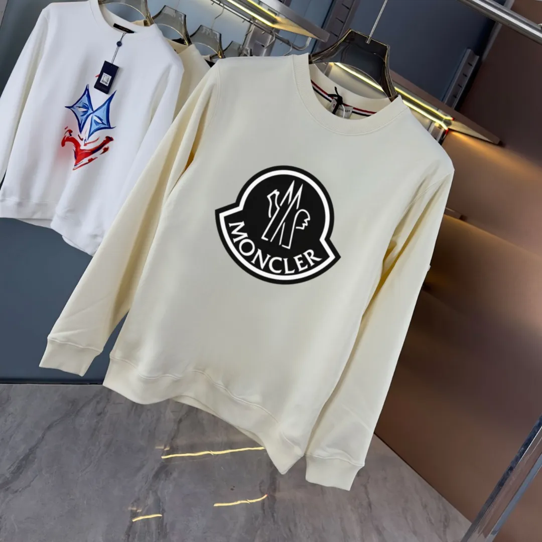 P210 high version sweatshirt) 📦With exclusive picture packaging📦 [Long-term ready stock] Upgraded version "Mobile phone smart sensor ~ NFC chip armband ~ Direct access to the official website anti-counterfeiting" 〖 𝐌𝐎𝐍𝐂𝐋𝐄𝐑 ~ Mouth covering〗 2025 new high quality, using 450g heavyweight fabric Different from the market currency, you can mix and match everything at will and you will be handsome😎The whole clothes is made of double waistcoats. The double waistcoats make the whole dress more three-dimensional. It is not an ordinary factory that can do such fine work. 2025 autumn and winter new style, on sale at the counter, exquisite printed round neck terry sweatshirt. High-end double-ply cotton. Customized stretch ribs are dyed in the same vat. Three standards are complete. It is matched with digital printing patterns and is very breathable. Same style for men and women. Color: black, white, apricot. Size: S M L XL 2XL