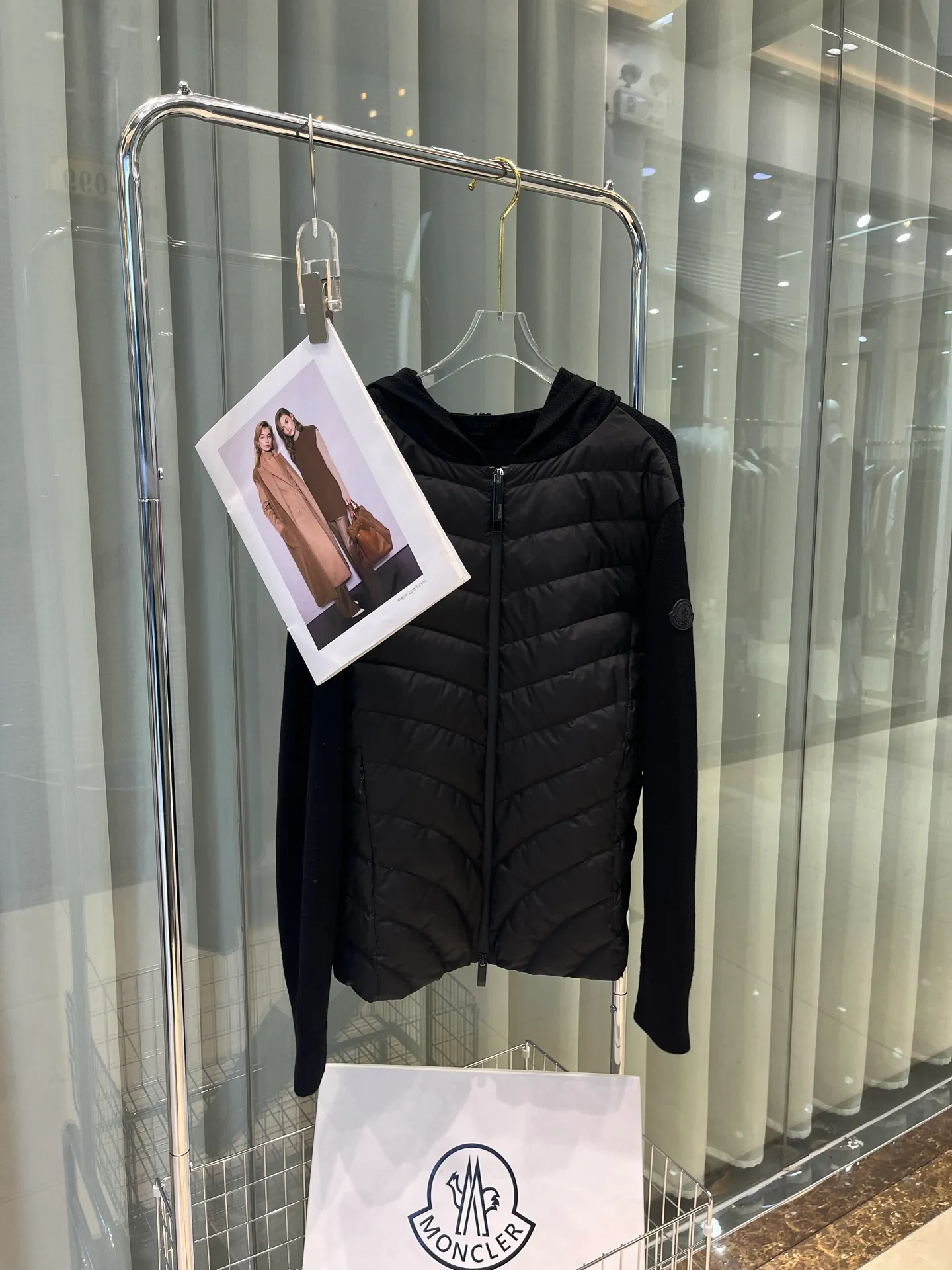 P780 Moncler 25 women's hooded patchwork down jacket is the first choice for women this autumn. It is versatile and easy to wear. Original customized national standard 90 white duck down filling! 1:1 hardware comparison, store quality. Color: Black Pink Size: S-M-L