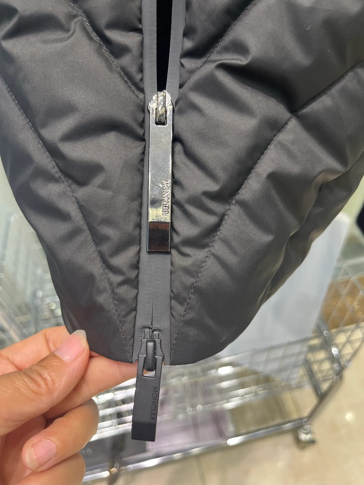 P780 Moncler 25 women's hooded patchwork down jacket is the first choice for women this autumn. It is versatile and easy to wear. Original customized national standard 90 white duck down filling! 1:1 hardware comparison, store quality. Color: Black Pink Size: S-M-L