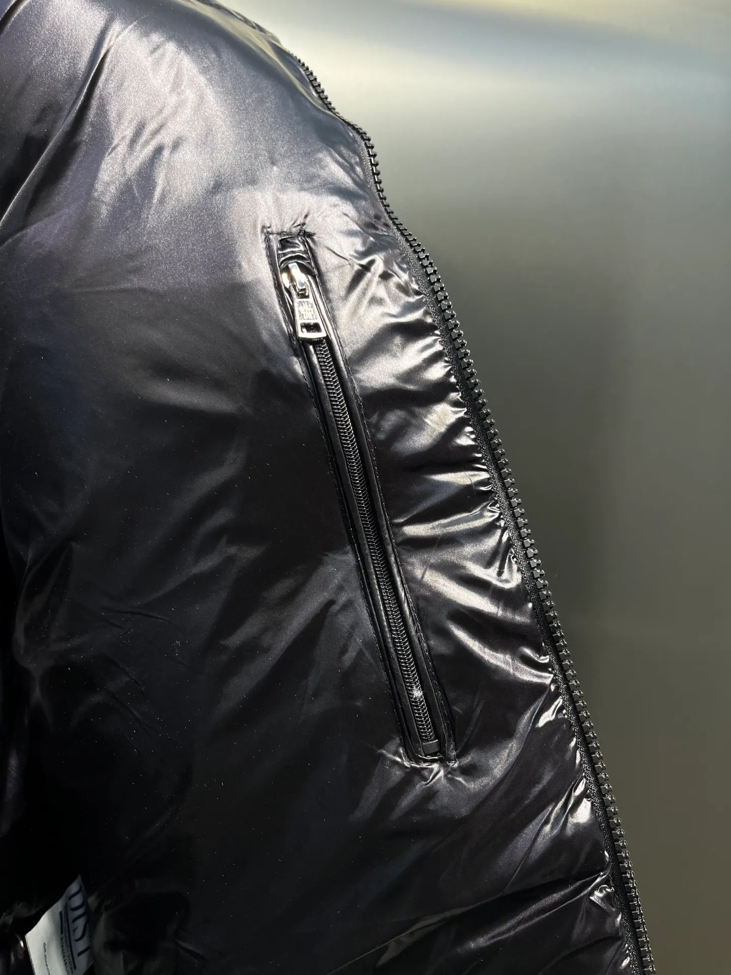 P900 moncler🌟 The latest down jacket in the world is here...except that it is not on the counter, there is really no difference. Accept the most stringent and critical eyes. This down jacket is really nothing to say! Every detail is worthy of your repeated consideration. In addition to retaining its powerful down craftsmanship, more fashion elements are added, making it more and more beautiful and trendy! It’s so eye-catching that you can’t resist its attraction! Not only does it look handsome, it is made of thick windproof fabric, and it is also filled with down with sufficient weight and excellent fluffiness. The interior is filled with European standard 90 goose down, and the inner liner refuses any possibility of velvet! Made of Longue Saison nylon with down filling and pudding quilting. Hooded hood with drawstring and Moncler lettering. Zippered side pockets. Two-way zipper closure on the front. Adjustable elastic cuffs with snap button closure. A zippered hidden pocket is also made on the sleeve. The shoulders are regularly cut, and the body has a straight cut. Exterior: 100% polyamide/nylon; Lining: 100% polyamide/nylon; Filling: 90% down, 10% feather; 1 material: 100% polyamide/nylon Each down jacket has more than 400 grams of down filling. A true cost-effective cold-resistant weapon. Color: black, white, size: 12345