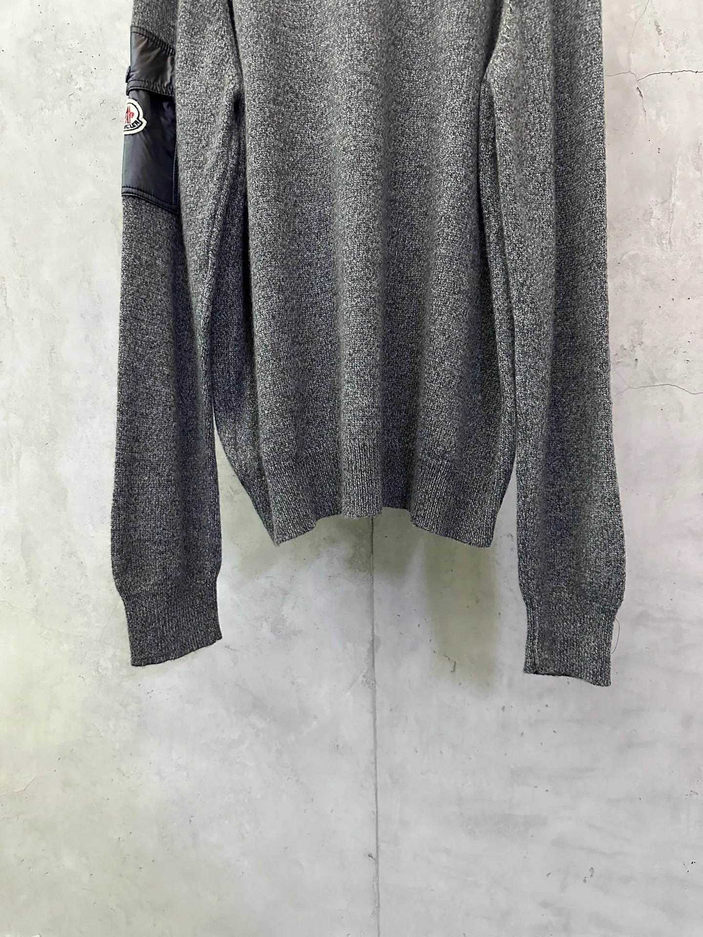 P410 MONCLER round neck long-sleeved wool and cashmere sweater. Fabric: Made of 30% wool double-ply blended wool. It is recommended to dry clean (this product is woven from wool and is not easy to machine wash). Customized hardware. Thread. Accessories. Alignment. Same style for men and women. -Color: Gray -Size: S M L XL