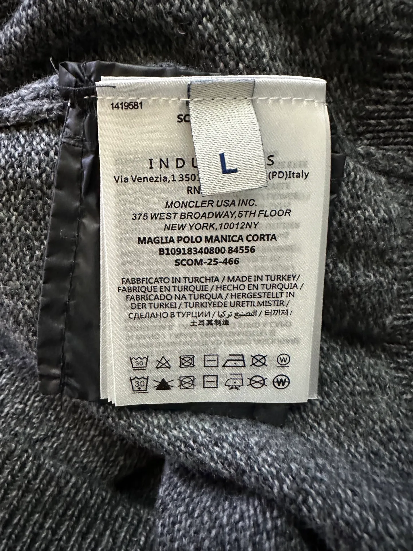P410 MONCLER round neck long-sleeved wool and cashmere sweater. Fabric: Made of 30% wool double-ply blended wool. It is recommended to dry clean (this product is woven from wool and is not easy to machine wash). Customized hardware. Thread. Accessories. Alignment. Same style for men and women. -Color: Gray -Size: S M L XL