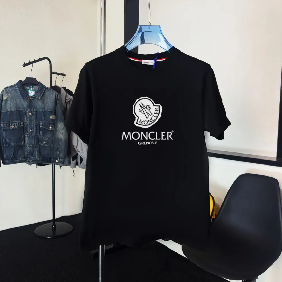 P140 Upgraded version "Mobile phone smart sensor ~ NFC chip armband ~ Direct access to the official website for anti-counterfeiting" "Moncler ~ Mouth Mouth" 2025 new high-quality round neck short-sleeved T-shirt. The cuffs have imported embroidered labels. Customized dyeing, very comfortable to touch. Super versatile and good-looking short-sleeved. Complete with three labels. Non-market ordinary version. Feel free to compare. Quality is absolutely guaranteed! ‼ First of all, this original fabric is all custom-woven with 32-count double yarn fabric, 250G, and the weight is the same‼ Fine workmanship, double waistcoat method, double waistcoat method, double waistcoat method makes the whole dress more three-dimensional, which is not a craft that ordinary T-shirts can achieve🤪 Size: S-M-L-XL-2XL Color: black, white, apricot, same style for men and women