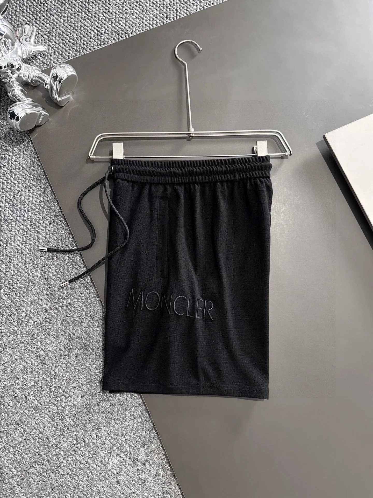 P560 Brand [MONCLER Mouth Covered] 2025 round neck short-sleeved shorts suit. The pure cotton fabric upper body will not be stuffy, the smooth and comfortable skin-friendly effect is more breathable, the fabric has its own texture, classic logo technology, a new interpretation from a unique angle, the first choice for fashion and versatility! Size: M-3XL (maximum wear: 190 pounds)