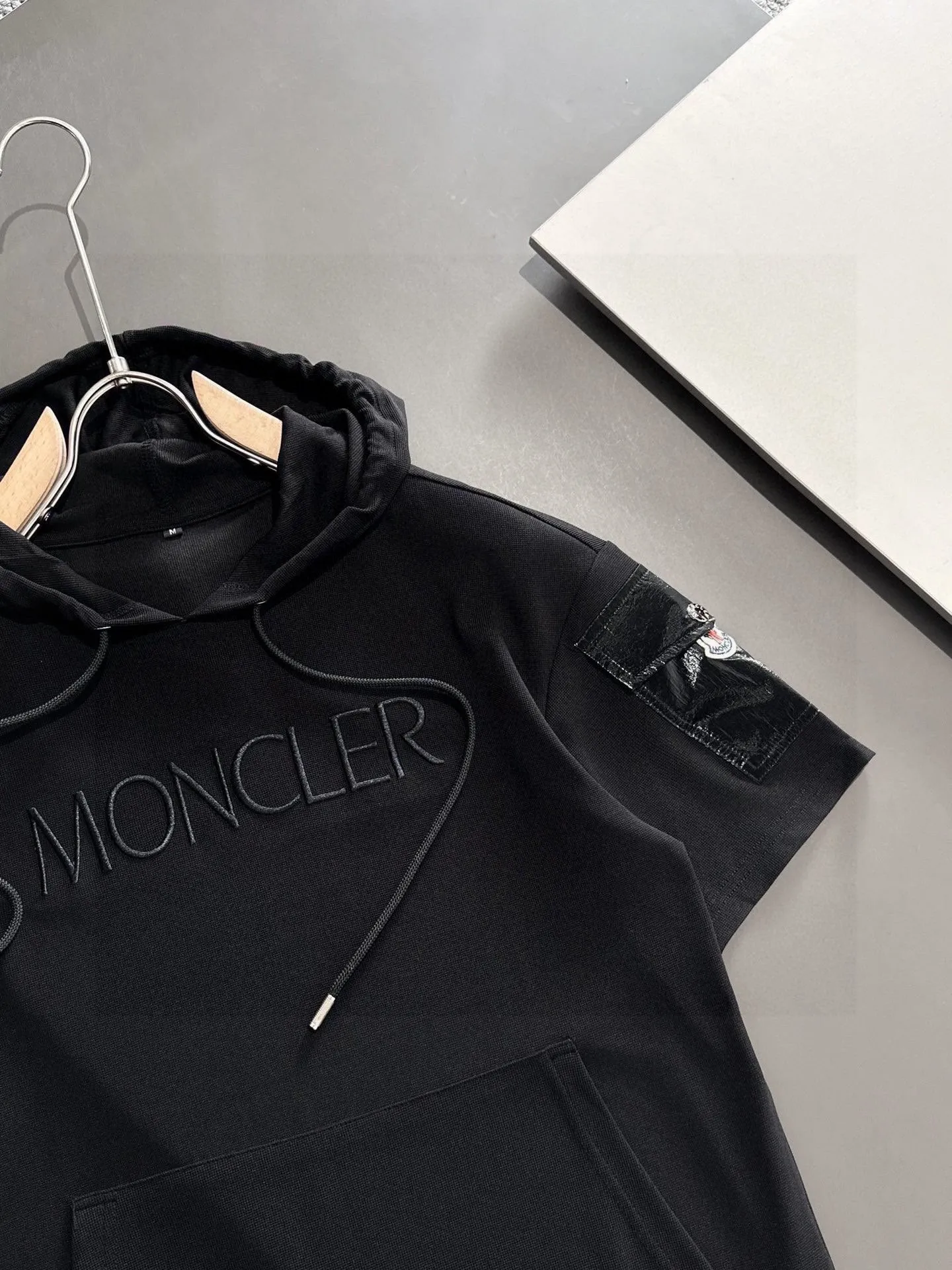 P560 Brand [MONCLER Mouth Covered] 2025 round neck short-sleeved shorts suit. The pure cotton fabric upper body will not be stuffy, the smooth and comfortable skin-friendly effect is more breathable, the fabric has its own texture, classic logo technology, a new interpretation from a unique angle, the first choice for fashion and versatility! Size: M-3XL (maximum wear: 190 pounds)