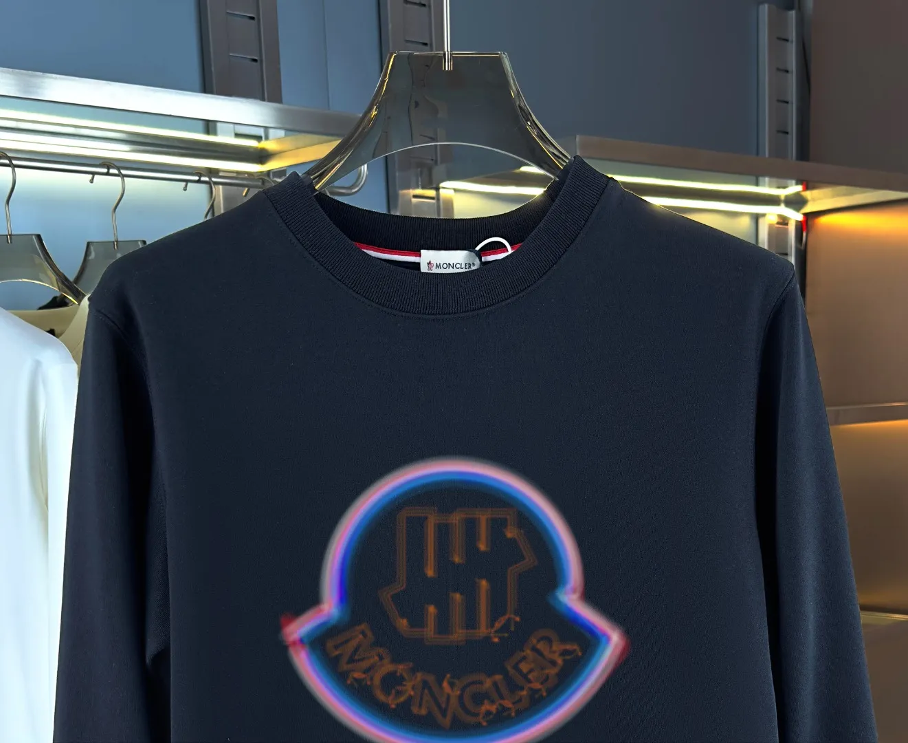 P210 High-version sweatshirt) [Long-term stock] 〖𝐌𝐎𝐍𝐂𝐋𝐄𝐑~Mask〗 Made of 440g heavy-weight fabric. It is different from the market currency. It can be matched with any variety and is properly handsome. 😎The whole dress is made of double waistcoats. The double waistcoats make the whole dress more three-dimensional. Not ordinary factories can do such fine work. 2025 Spring runway version of the T stage, on sale at the counter, round neck terry sweatshirt, high-end double-strand pure cotton, custom-made stretch ribs, dyed in the same vat, complete with three standards, matched with exquisite embroidered LOGO on the chest, simple and advanced, same style for men and women. Color: black, apricot, white, size: S M L XL 2XL