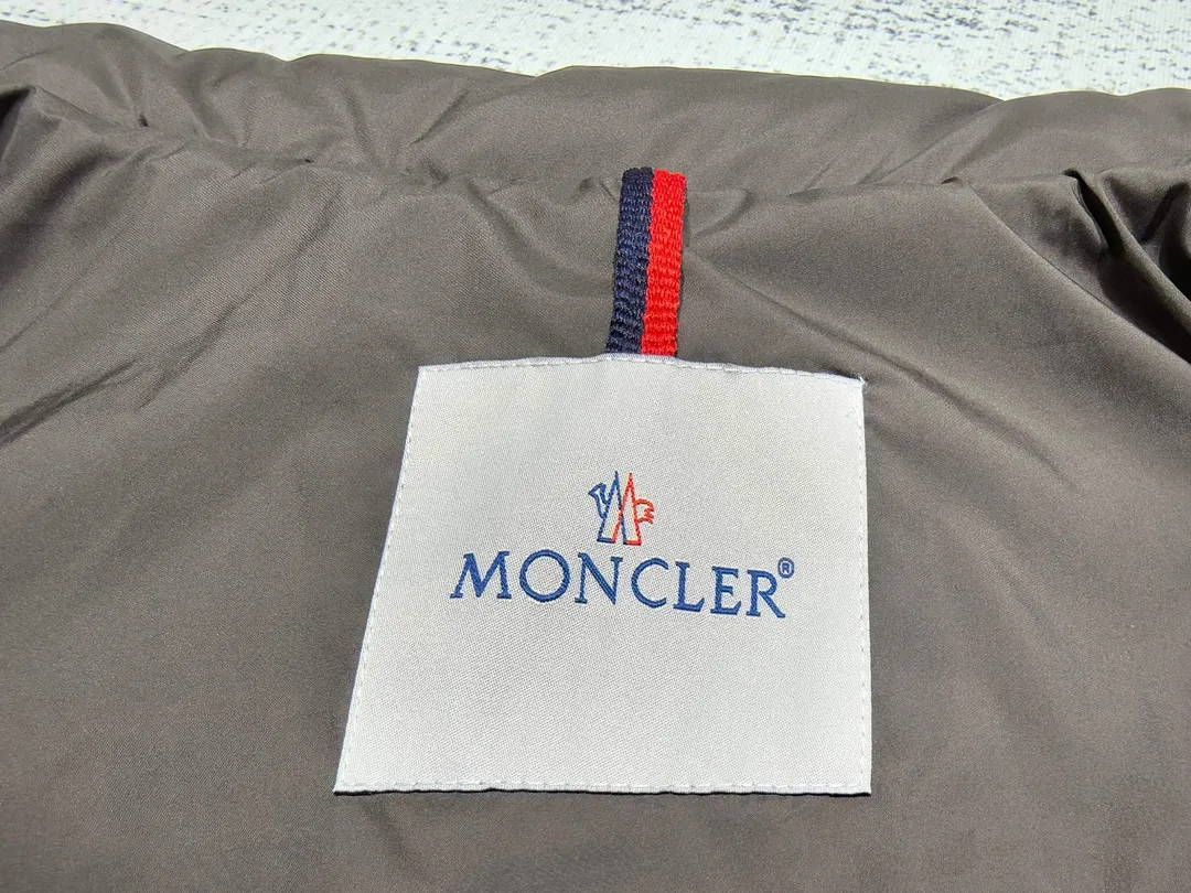 P880 Style number: Y121 Moncler Solayan men's three-color trimmed short down jacket! The latest official website is available simultaneously! ! White duck down filling ~ the most delicate, light and neat fabric!  The Solayan Men's Short Down Jacket features the season's signature stripe detailing, blending sporty spirit with timeless style.  The Solayan down jacket is made of micro chic fabric and has a tough square shape design, highlighting Moncler's sporty spirit. This cropped down jacket features tricolor stripes on the sleeves, a seasonal take on the brand's signature. Comes with a practical pull-out hood. Color: Black Royal Blue Brown Size: 1-2-3-4-5