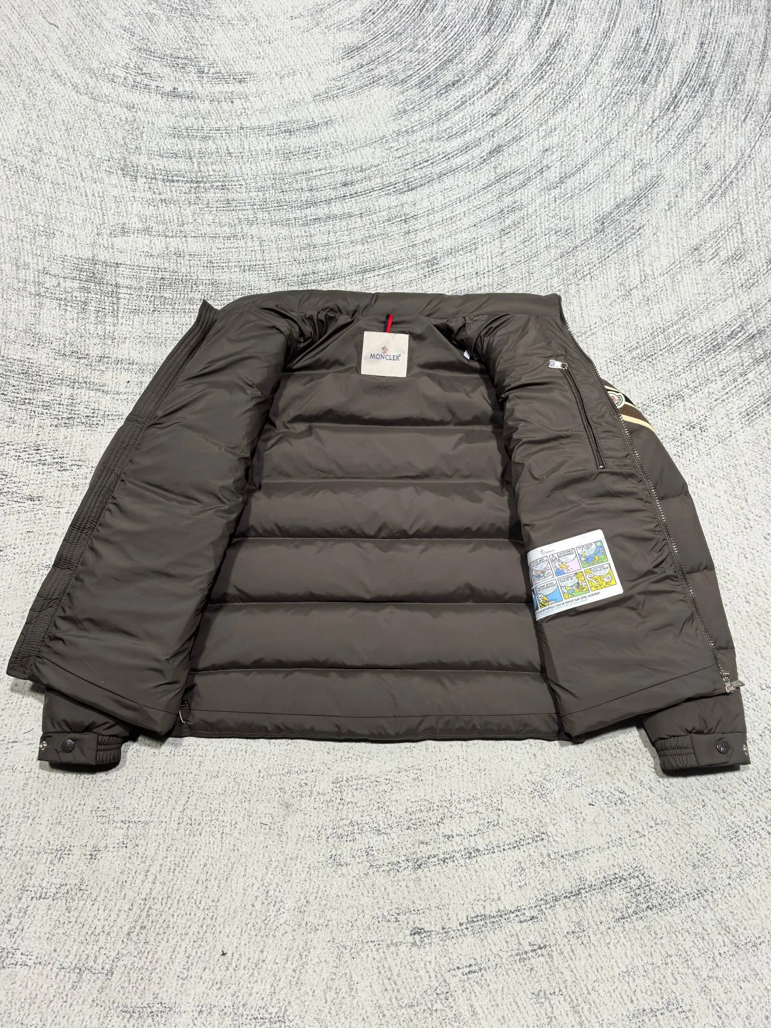 P880 Style number: Y121 Moncler Solayan men's three-color trimmed short down jacket! The latest official website is available simultaneously! ! White duck down filling ~ the most delicate, light and neat fabric!  The Solayan Men's Short Down Jacket features the season's signature stripe detailing, blending sporty spirit with timeless style.  The Solayan down jacket is made of micro chic fabric and has a tough square shape design, highlighting Moncler's sporty spirit. This cropped down jacket features tricolor stripes on the sleeves, a seasonal take on the brand's signature. Comes with a practical pull-out hood. Color: Black Royal Blue Brown Size: 1-2-3-4-5
