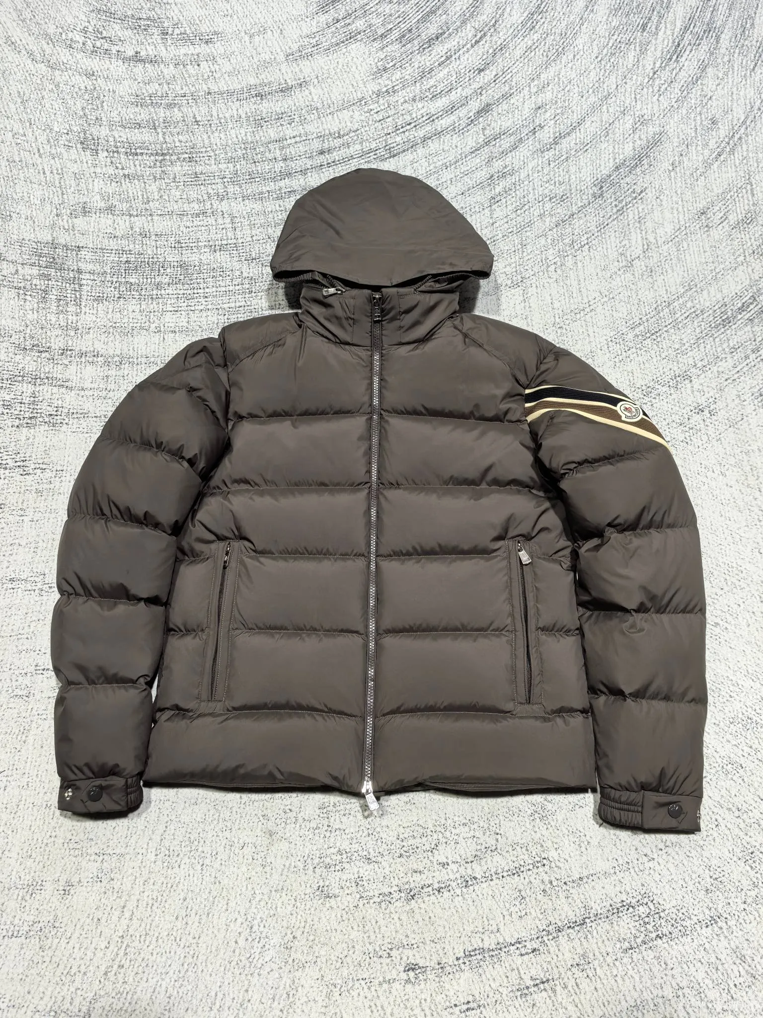 P880 Style number: Y121 Moncler Solayan men's three-color trimmed short down jacket! The latest official website is available simultaneously! ! White duck down filling ~ the most delicate, light and neat fabric!  The Solayan Men's Short Down Jacket features the season's signature stripe detailing, blending sporty spirit with timeless style.  The Solayan down jacket is made of micro chic fabric and has a tough square shape design, highlighting Moncler's sporty spirit. This cropped down jacket features tricolor stripes on the sleeves, a seasonal take on the brand's signature. Comes with a practical pull-out hood. Color: Black Royal Blue Brown Size: 1-2-3-4-5