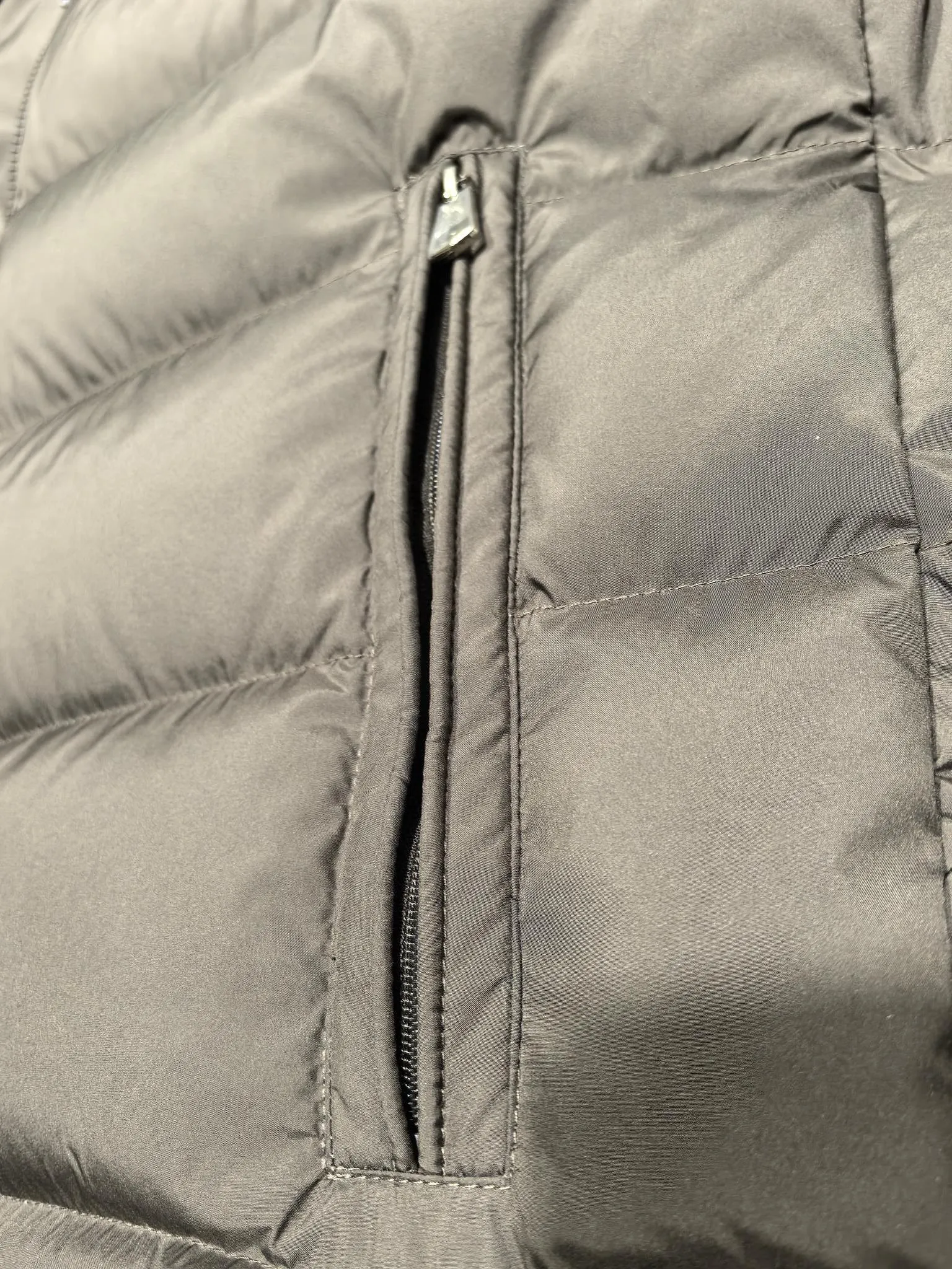 P880 Style number: Y121 Moncler Solayan men's three-color trimmed short down jacket! The latest official website is available simultaneously! ! White duck down filling ~ the most delicate, light and neat fabric!  The Solayan Men's Short Down Jacket features the season's signature stripe detailing, blending sporty spirit with timeless style.  The Solayan down jacket is made of micro chic fabric and has a tough square shape design, highlighting Moncler's sporty spirit. This cropped down jacket features tricolor stripes on the sleeves, a seasonal take on the brand's signature. Comes with a practical pull-out hood. Color: Black Royal Blue Brown Size: 1-2-3-4-5