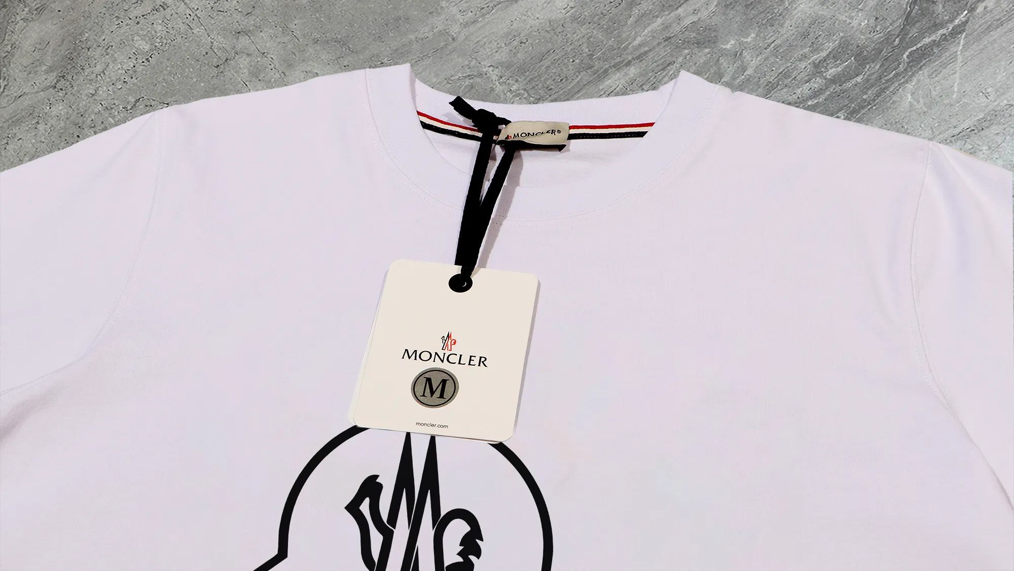 P140 💰Upgraded version "Mobile phone smart sensor ~ NFC chip armband ~ direct access to the official website for anti-counterfeiting" "Moncler ~ Mouth Mouth" 2025 new high-quality round neck short-sleeved T-shirt. The cuffs have imported embroidered labels. Customized dyeing, very comfortable to touch. Super versatile and good-looking short-sleeved. Complete with three labels. Non-market ordinary version. Feel free to compare. Quality is absolutely guaranteed! ‼ First of all, this original fabric is all custom-woven with 32-count double yarn fabric, 250G, and the weight is the same‼ Fine workmanship, double waistcoat method, double waistcoat method, double waistcoat method makes the whole dress more three-dimensional, which is not a craft that ordinary T-shirts can achieve🤪 Size: S-M-L-XL-2XL Color: black, white, apricot, same style for men and women