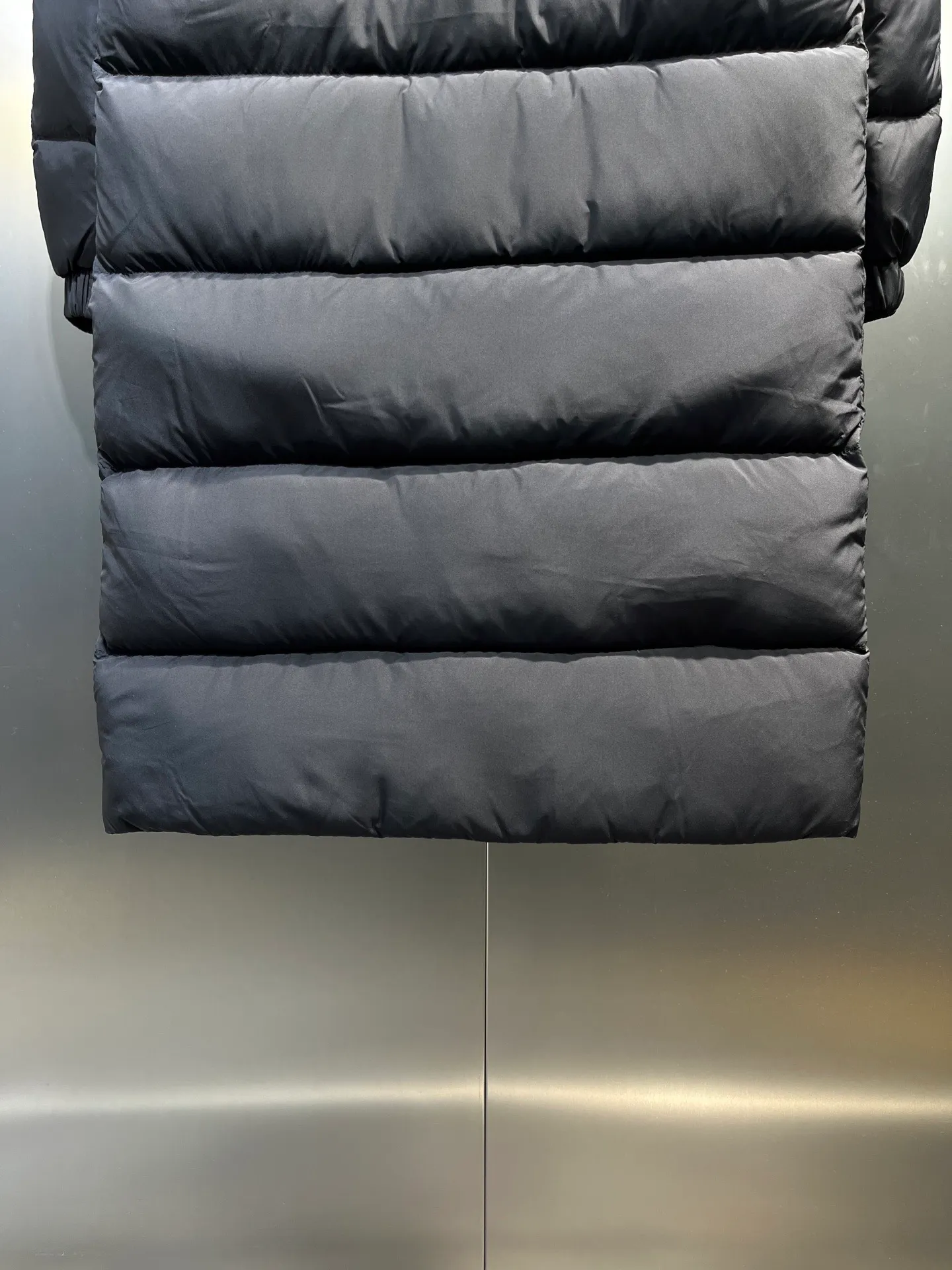 P880 Moncler Hanoverian matte matte long men's down jacket. 850+ fill power This Hanoverian men's long down jacket combines Moncler's classic aesthetics with excellent performance and protective features. The Hanoverian long down jacket is made of longue saison fabric and is designed with practical details to provide both warmth and protection. As a Moncler classic, this down jacket features a detachable hood and a front zipper placket that covers the windshield, significantly improving its protective performance. Details Made of longue saison fabric Longue saison lining Filled with down Removable hood Zipper and snap fastening Zippered pockets Patch pockets on sleeves Adjustable cuffs Drawstring hem Style: A85# Size: 1 2 3 4 5