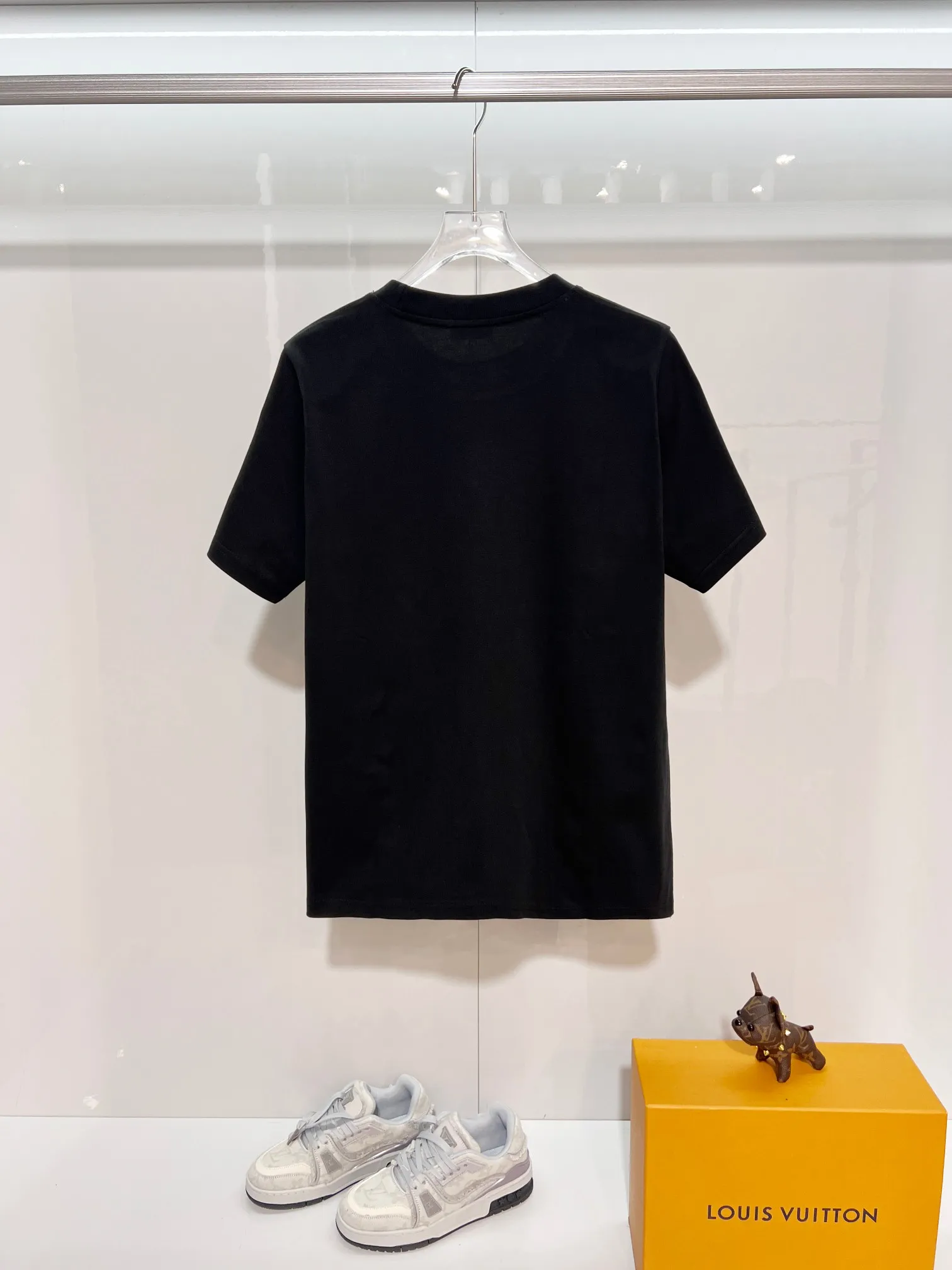 P150 MONCLER/Muzzled 300g pure cotton round neck short-sleeved T-shirt Brand classic Three-dimensional offset letter LOGO embossing process 2025ss official synchronization High version High quality Fashion personality Versatile trend Pure original quality Original fabric Hang tag Collar label Washed wheat Complete three standards Color: Black. White. Size: S M L XL XXL
