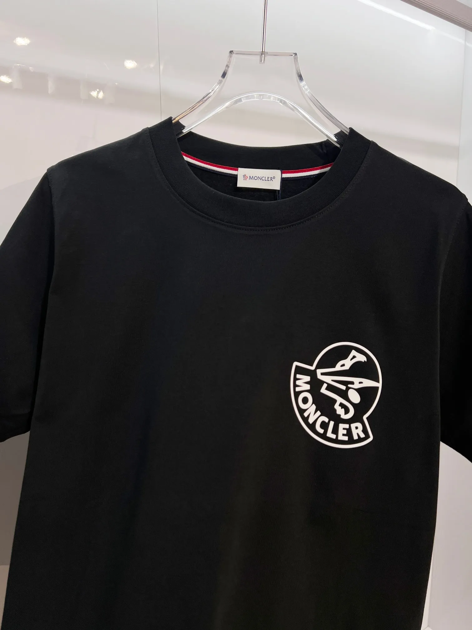 P150 MONCLER/Muzzled 300g pure cotton round neck short-sleeved T-shirt Brand classic Three-dimensional offset letter LOGO embossing process 2025ss official synchronization High version High quality Fashion personality Versatile trend Pure original quality Original fabric Hang tag Collar label Washed wheat Complete three standards Color: Black. White. Size: S M L XL XXL