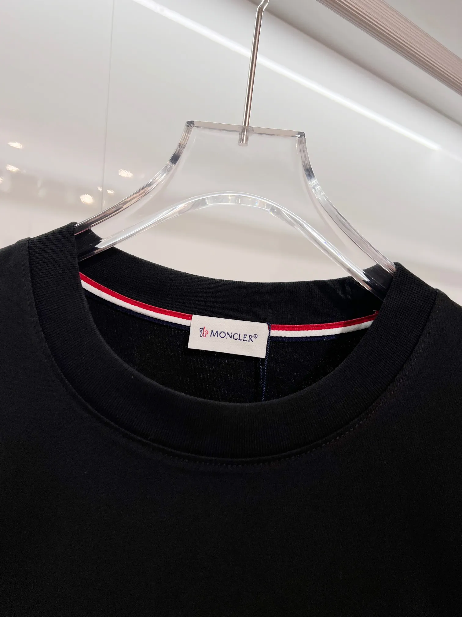 P150 MONCLER/Muzzled 300g pure cotton round neck short-sleeved T-shirt Brand classic Three-dimensional offset letter LOGO embossing process 2025ss official synchronization High version High quality Fashion personality Versatile trend Pure original quality Original fabric Hang tag Collar label Washed wheat Complete three standards Color: Black. White. Size: S M L XL XXL