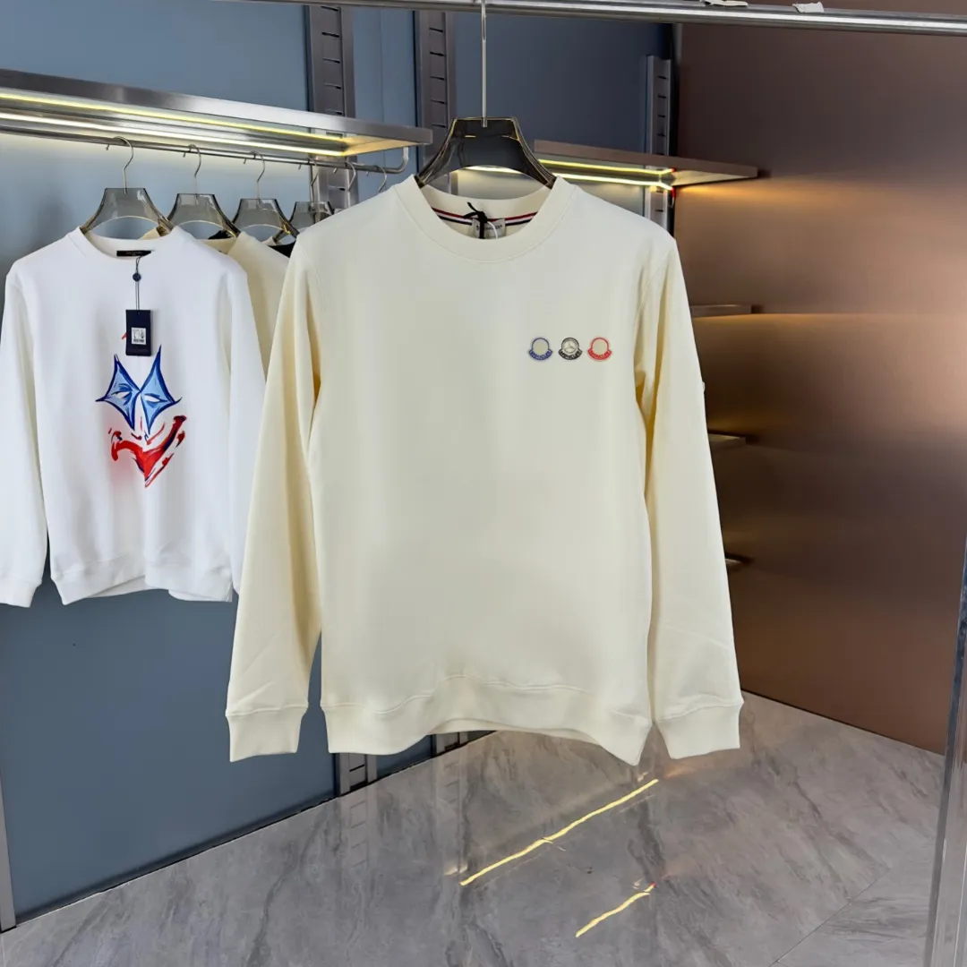 P210 high version sweatshirt) 📦With exclusive picture packaging📦 [Long-term ready stock] Upgraded version "Mobile phone smart sensor ~ NFC chip armband ~ Direct access to the official website anti-counterfeiting" 〖 𝐌𝐎𝐍𝐂𝐋𝐄𝐑 ~ Mouth covering〗 2025 new high quality, using 450g heavyweight fabric Different from the market currency, you can mix and match everything at will and you will be handsome😎The whole clothes is made of double waistcoats. The double waistcoats make the whole dress more three-dimensional. It is not an ordinary factory that can do such fine work. 2025 autumn and winter new style, on sale at the counter, exquisite printed round neck terry sweatshirt. High-end double-ply cotton. Customized stretch ribs are dyed in the same vat. Three standards are complete. It is matched with digital printing patterns and is very breathable. Same style for men and women. Color: black, white, apricot. Size: S M L XL 2XL