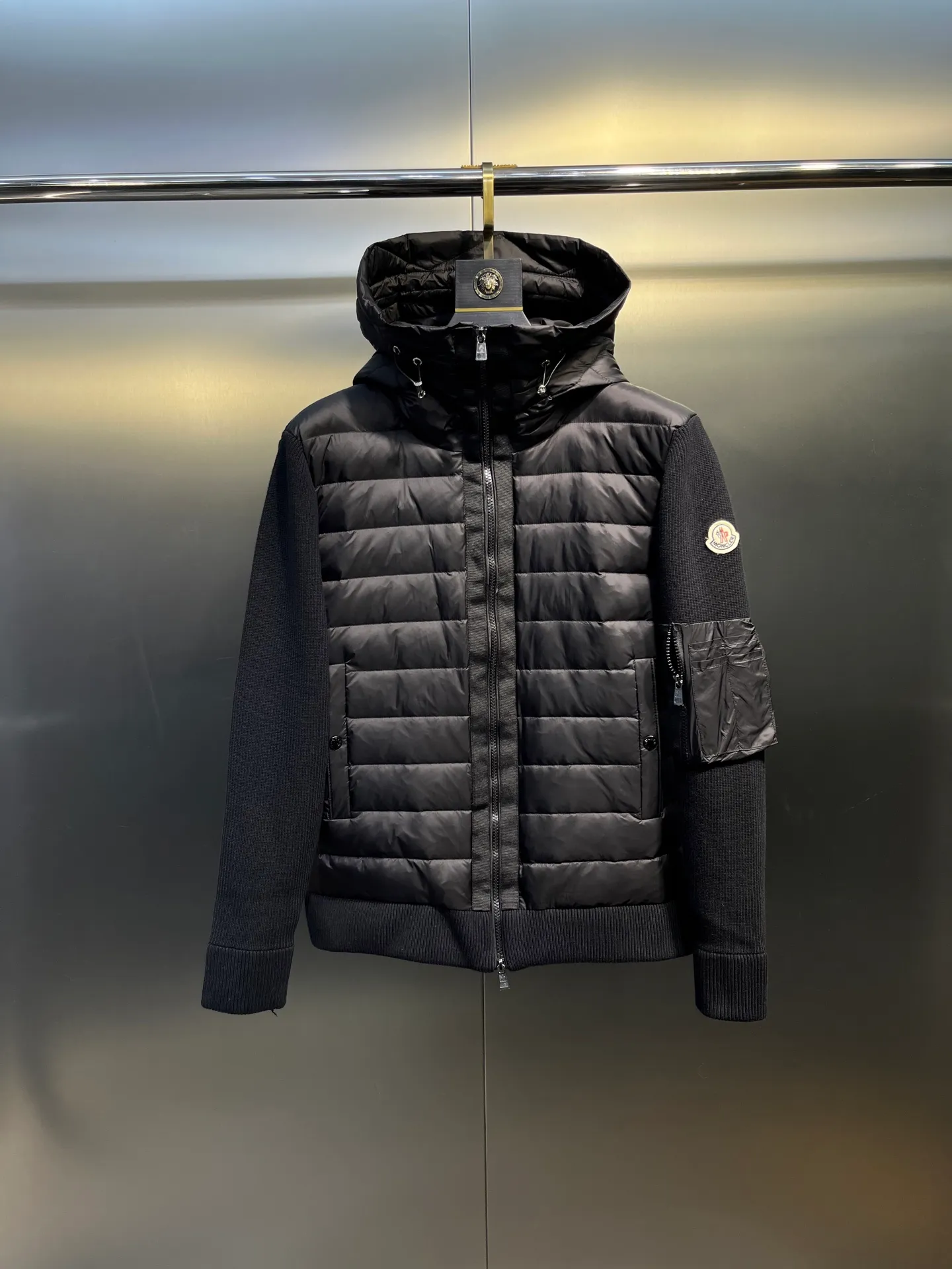 P780 moncler 🌟 2074 autumn and winter new style 🆕 knitted down jacket. Original 1:1 customized hardware accessories, all imported and original customization. Welcome to compare at the counter. Absolutely high quality. Use top 90 white duck down. Super soft, full and fluffy. Super heavy workmanship. Fabric workmanship. 👍Perfect version. Note⚠The fabric is super comfortable. Exclusive model. Non-market goods. Same sizes for men and women.  Size M to XXXL
