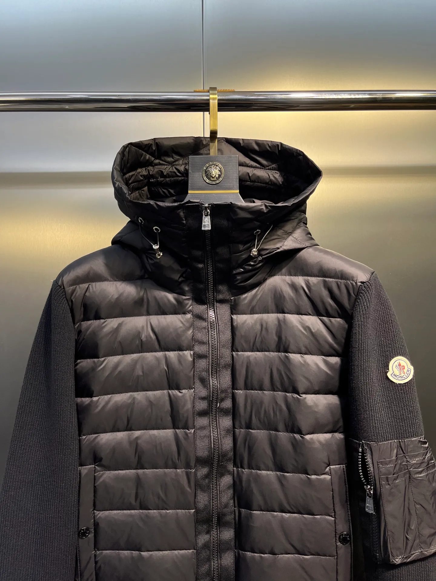 P780 moncler 🌟 2074 autumn and winter new style 🆕 knitted down jacket. Original 1:1 customized hardware accessories, all imported and original customization. Welcome to compare at the counter. Absolutely high quality. Use top 90 white duck down. Super soft, full and fluffy. Super heavy workmanship. Fabric workmanship. 👍Perfect version. Note⚠The fabric is super comfortable. Exclusive model. Non-market goods. Same sizes for men and women.  Size M to XXXL