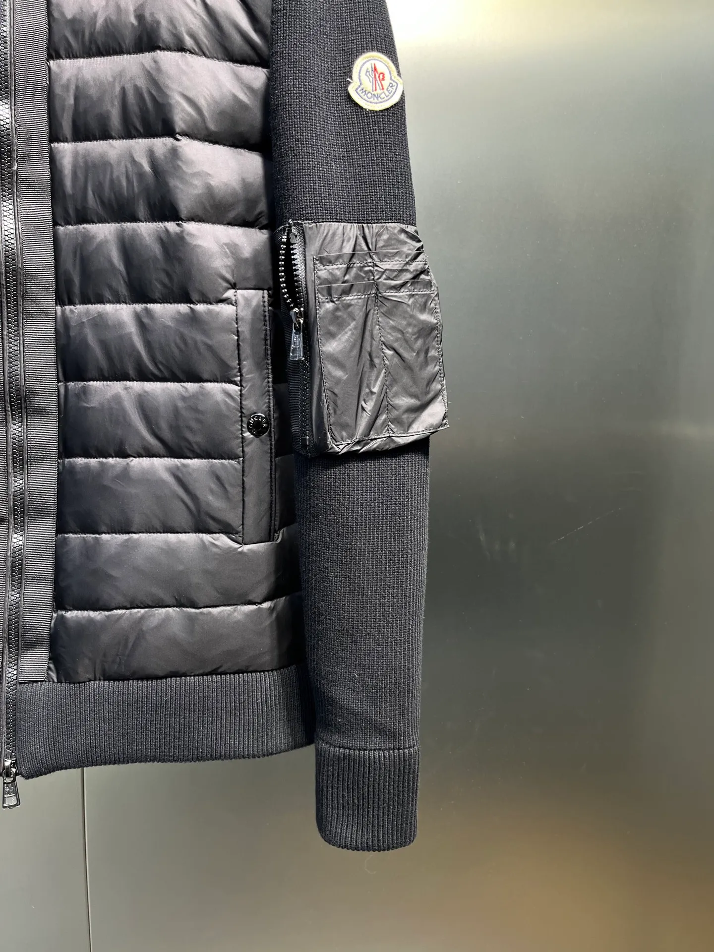 P780 moncler 🌟 2074 autumn and winter new style 🆕 knitted down jacket. Original 1:1 customized hardware accessories, all imported and original customization. Welcome to compare at the counter. Absolutely high quality. Use top 90 white duck down. Super soft, full and fluffy. Super heavy workmanship. Fabric workmanship. 👍Perfect version. Note⚠The fabric is super comfortable. Exclusive model. Non-market goods. Same sizes for men and women.  Size M to XXXL