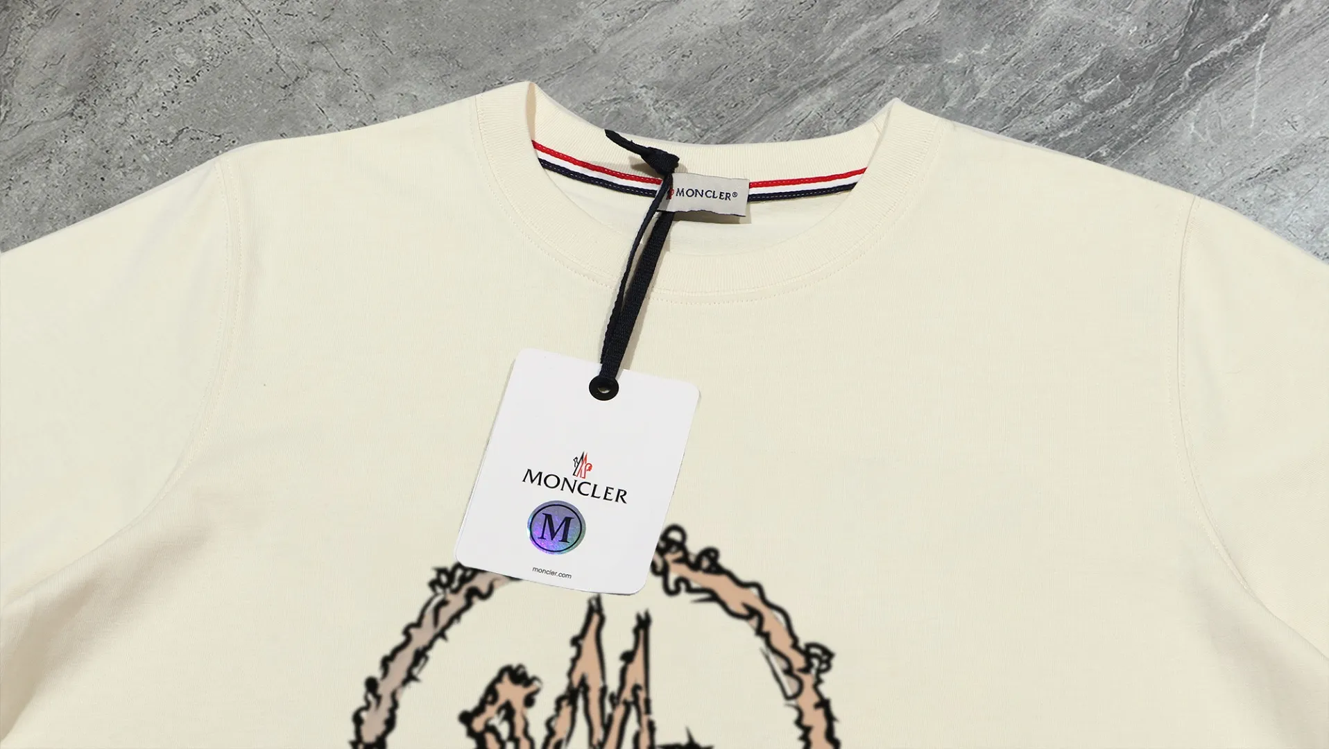 P210 High-version sweatshirt) [Long-term stock] 〖𝐌𝐎𝐍𝐂𝐋𝐄𝐑~Mask〗 Made of 440g heavy-weight fabric. It is different from the market currency. It can be matched with any variety and is properly handsome. 😎The whole dress is made of double waistcoats. The double waistcoats make the whole dress more three-dimensional. Not ordinary factories can do such fine work. 2025 Spring runway version of the T stage, on sale at the counter, round neck terry sweatshirt, high-end double-strand pure cotton, custom-made stretch ribs, dyed in the same vat, complete with three standards, matched with exquisite embroidered LOGO on the chest, simple and advanced, same style for men and women. Color: black, apricot, white, size: S M L XL 2XL