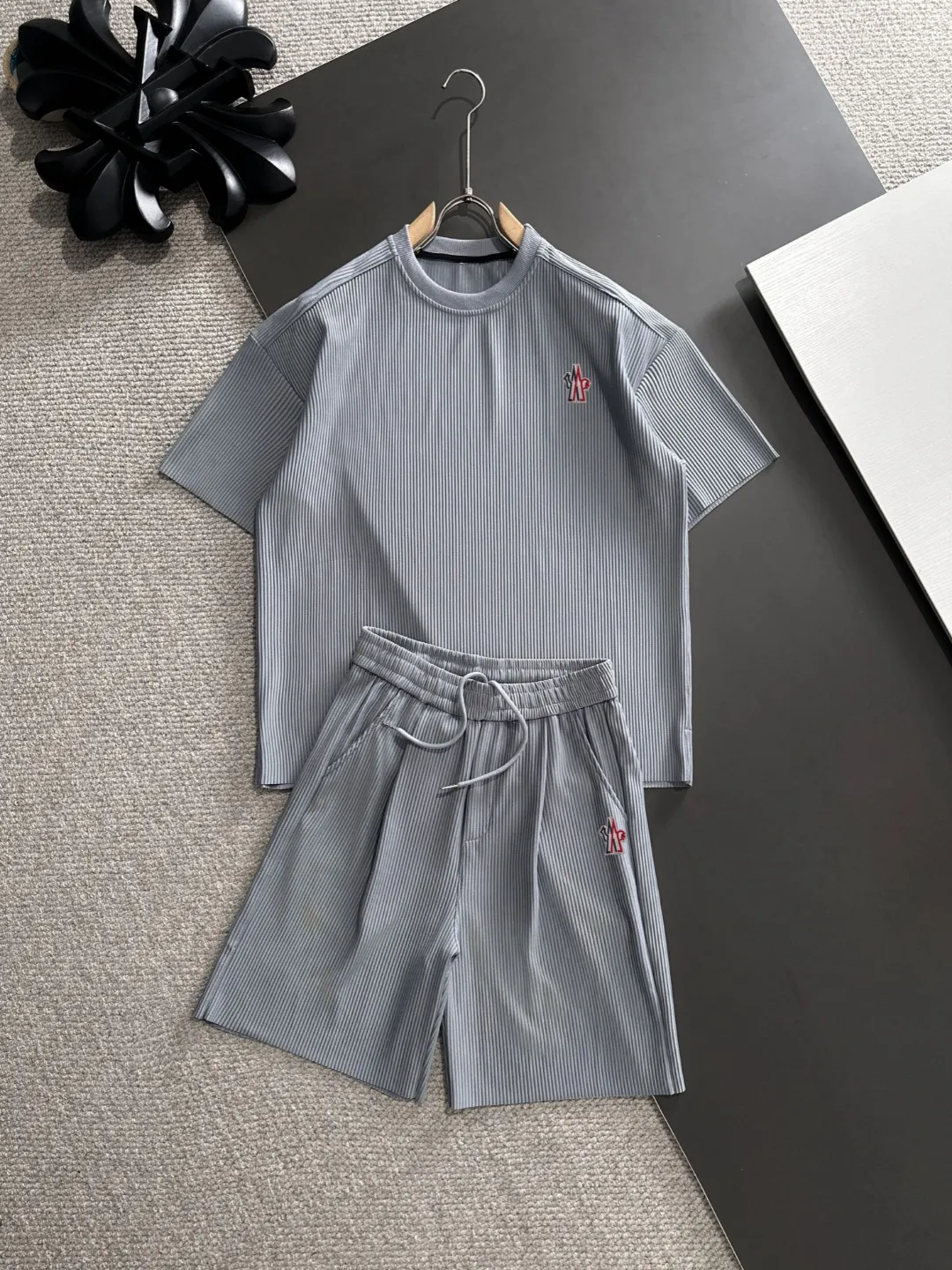 Next day shipping P460 MONCLER/Mongolian high quality 2025 spring and summer new casual heavy industry suit exclusively developed by yb! High quality production! Imported custom-made fabrics for foreign orders, with high breathability and comfort, impeccable details, brand element design concept, delicate and soft feel! It presents a casual cut and the upper body shape is great! On sale simultaneously on the official website! From a high-end men's positioning brand, the low-key luxury taste is irresistible! Exquisite workmanship and impeccable quality! The overall style is simple, fashionable and timeless, fully meeting the requirements of stylish and tasteful dressing! Size: M-XXXL